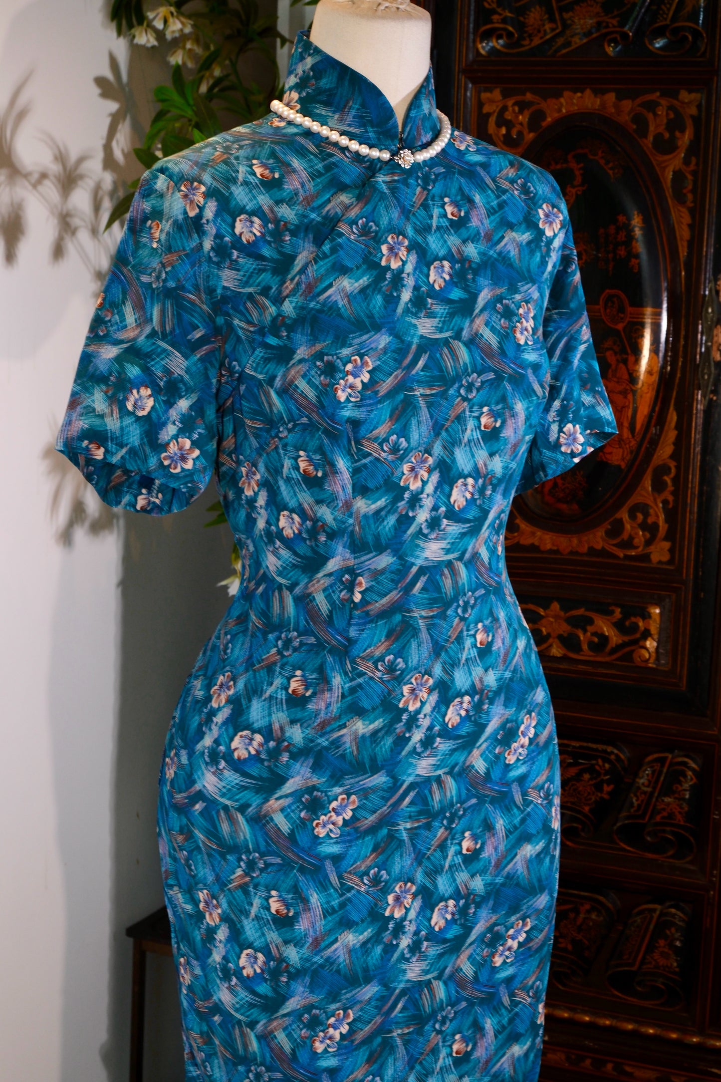 蓝调狂想：六十年代港式抽象印花旗袍鉴赏 | "Blue Rhapsody: An Appreciation of a 1960s Hong Kong-Style Abstract Printed Qipao"