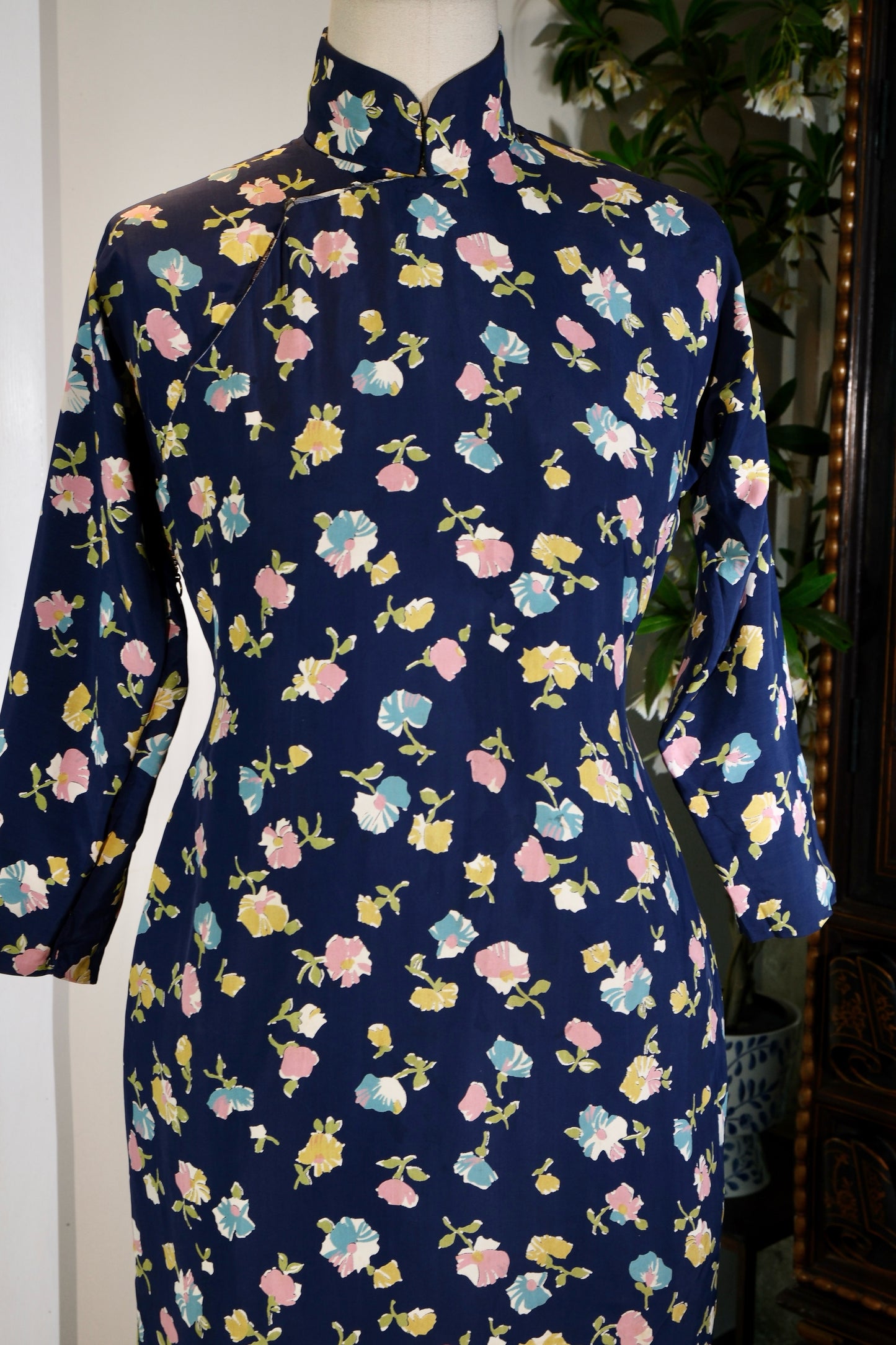《衣褶里的旧时光：那一抹属于民国女子的深蓝与繁花》| "Old Times in the Folds of Apparel: That Stroke of Deep Blue and Teeming Blossoms Belonging to Republic-Era Women"