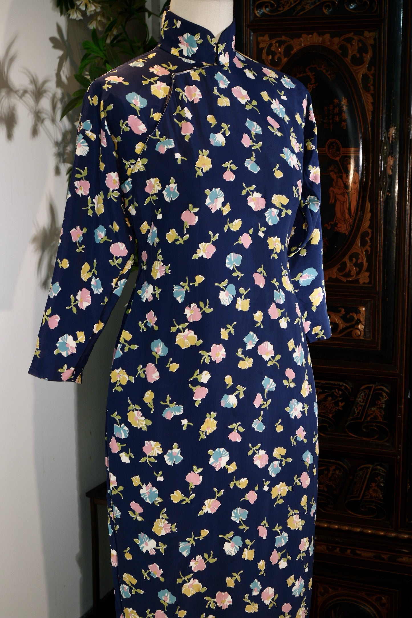 《衣褶里的旧时光：那一抹属于民国女子的深蓝与繁花》| "Old Times in the Folds of Apparel: That Stroke of Deep Blue and Teeming Blossoms Belonging to Republic-Era Women"