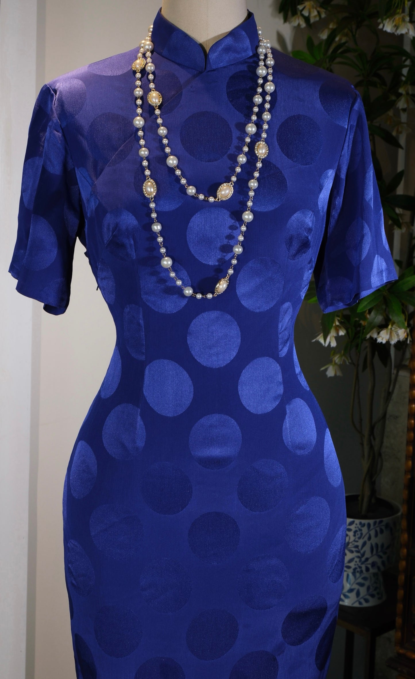 《香江蓝梦：六十年代波点提花旗袍的几何美学》| "Hong Kong Blue Dream: The Geometric Aesthetics of a 1960s Polka Dot Jacquard Qipao"