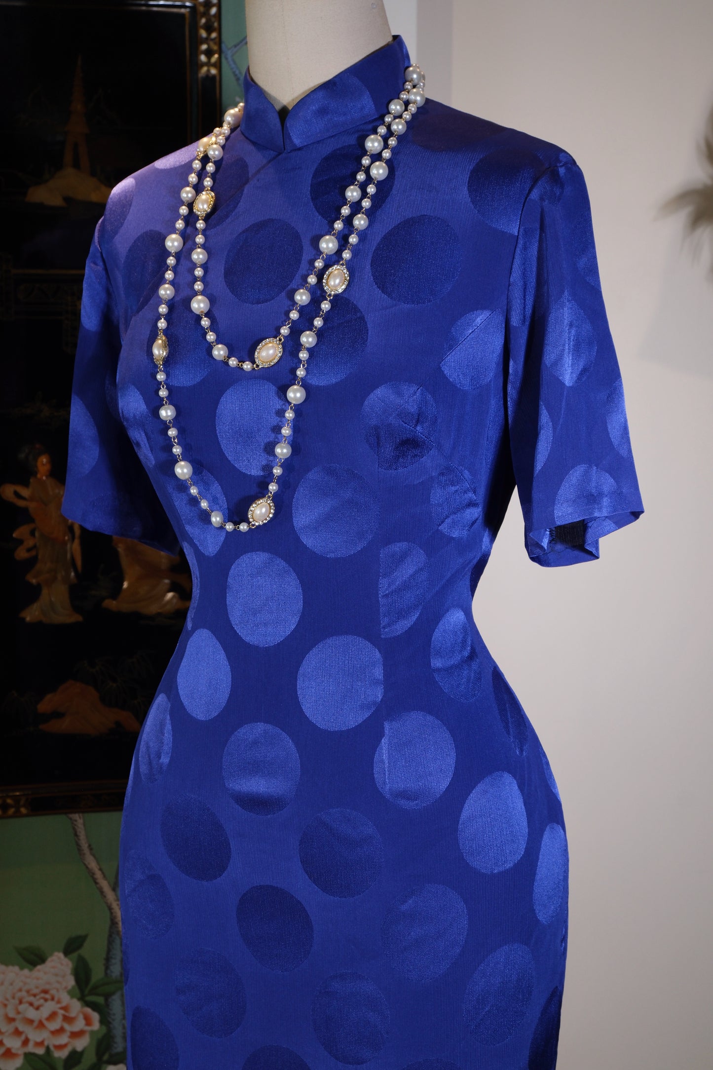《香江蓝梦：六十年代波点提花旗袍的几何美学》| "Hong Kong Blue Dream: The Geometric Aesthetics of a 1960s Polka Dot Jacquard Qipao"