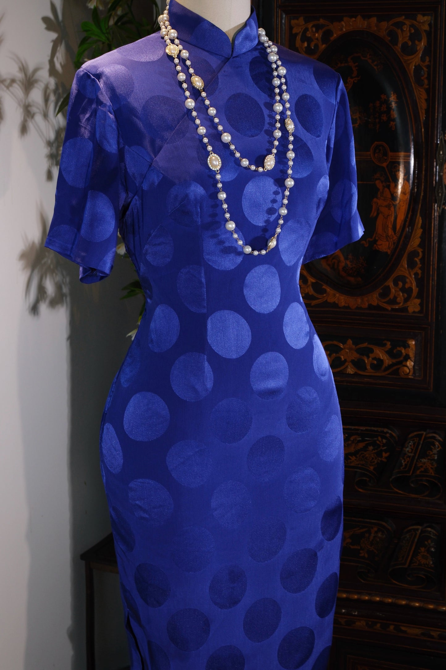 《香江蓝梦：六十年代波点提花旗袍的几何美学》| "Hong Kong Blue Dream: The Geometric Aesthetics of a 1960s Polka Dot Jacquard Qipao"