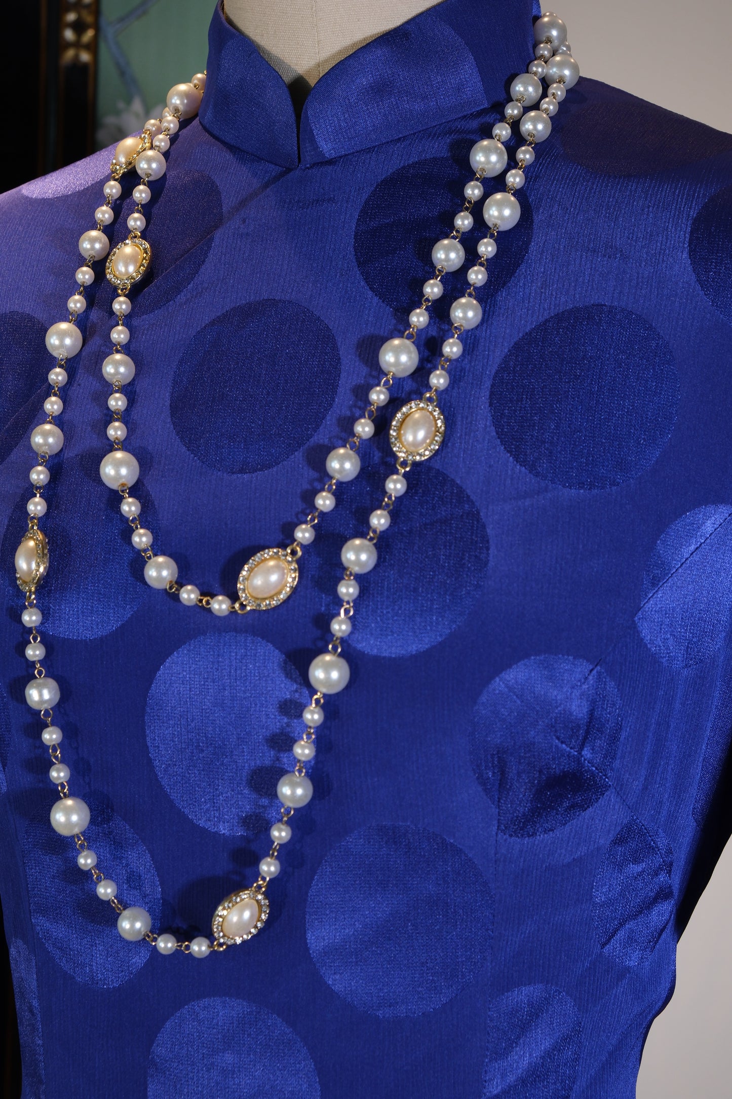 《香江蓝梦：六十年代波点提花旗袍的几何美学》| "Hong Kong Blue Dream: The Geometric Aesthetics of a 1960s Polka Dot Jacquard Qipao"