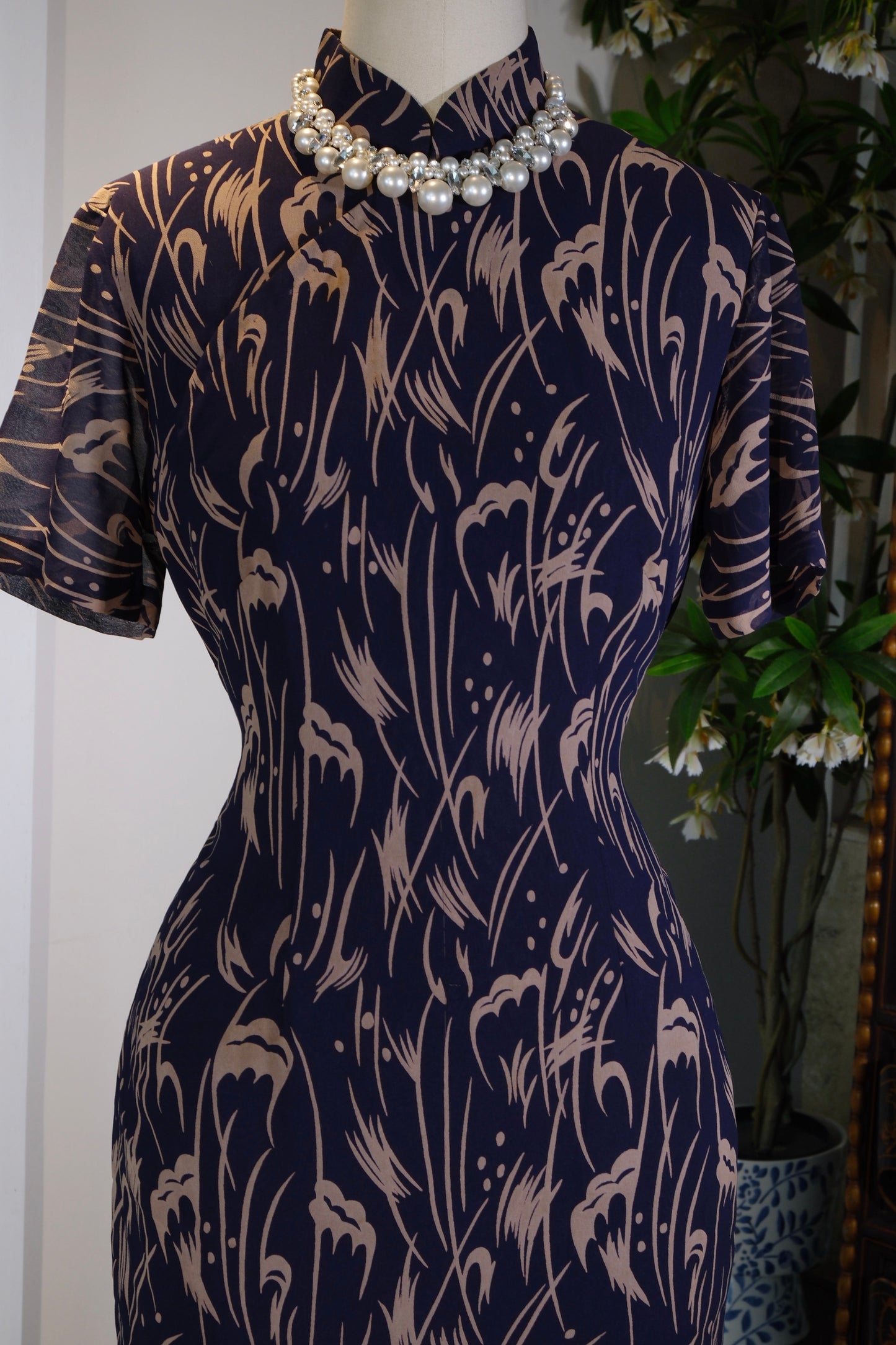【流光织梦·六十年代港产雪纺乔其纱古董旗袍】| "Woven Dreams of Flowing Light · An Appreciation of a 1960s Hong Kong-Produced Antique Chiffon Georgette Qipao"
