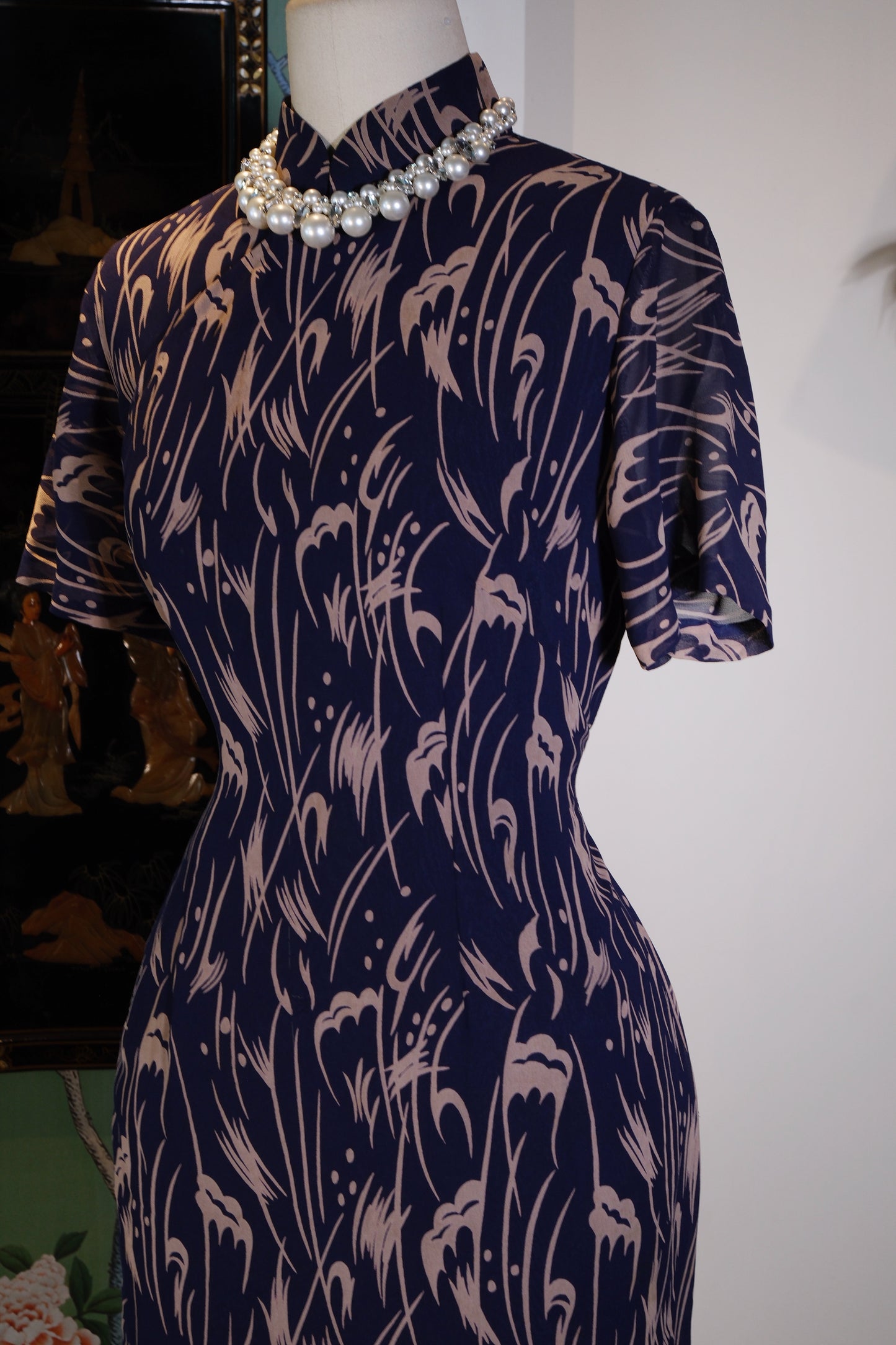 【流光织梦·六十年代港产雪纺乔其纱古董旗袍】| "Woven Dreams of Flowing Light · An Appreciation of a 1960s Hong Kong-Produced Antique Chiffon Georgette Qipao"