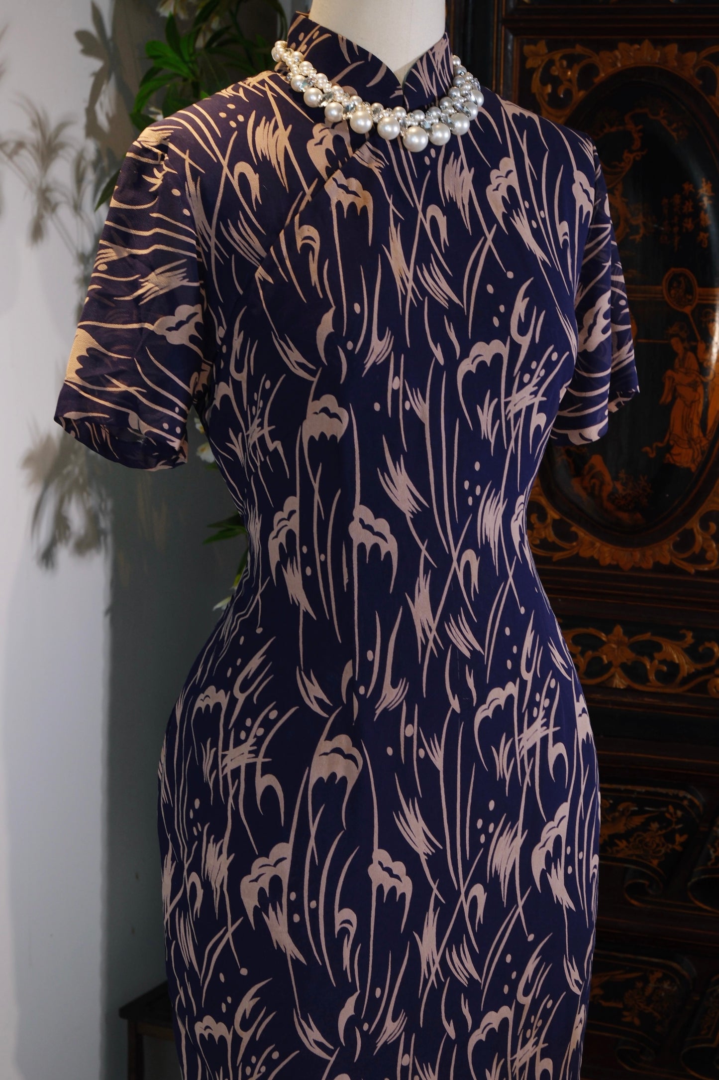 【流光织梦·六十年代港产雪纺乔其纱古董旗袍】| "Woven Dreams of Flowing Light · An Appreciation of a 1960s Hong Kong-Produced Antique Chiffon Georgette Qipao"