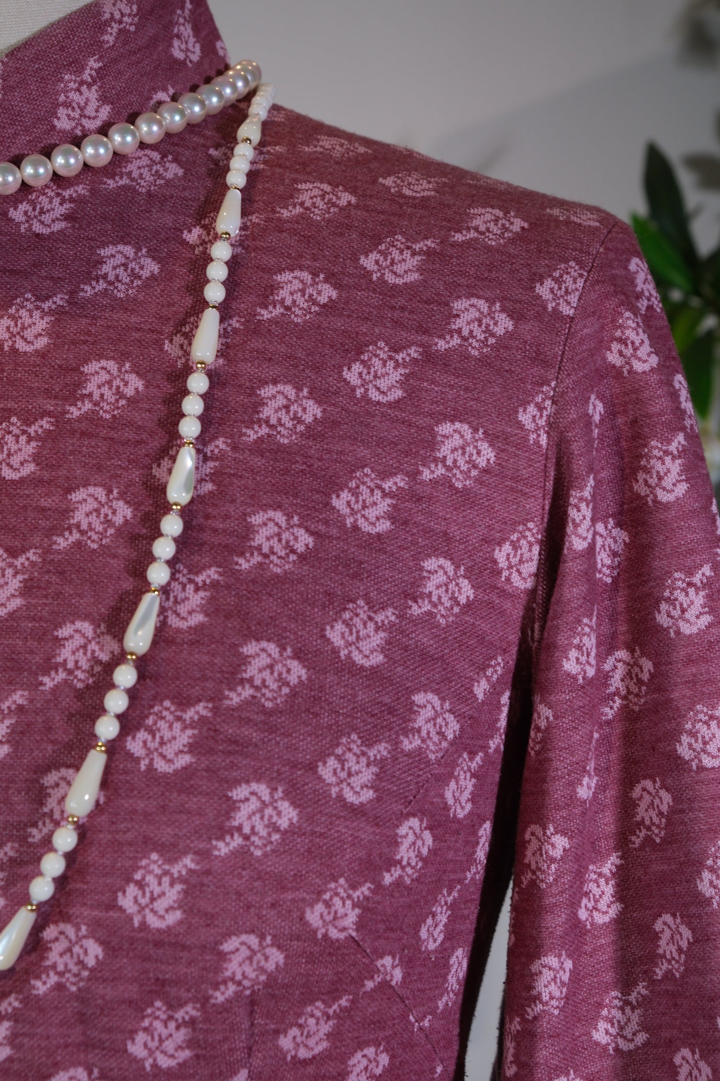 紫雾流芳——一件1960s香港针织羊绒旗袍的岁月注脚 |  "Purple Mists of Lingering Fragrance: The Chronological Footnotes of a 1960s Hong Kong Knit Cashmere Qipao"