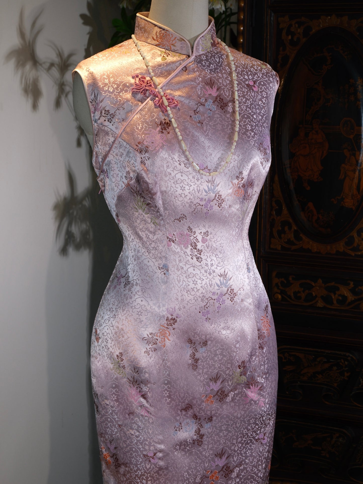 流光织锦，岁月生香——六十年代港产提花织锦缎旗袍赏析 | "Luminescent Brocade, The Fragrance of Time: An Analysis of a 1960s Hong Kong-Produced Jacquard Brocade Qipao"