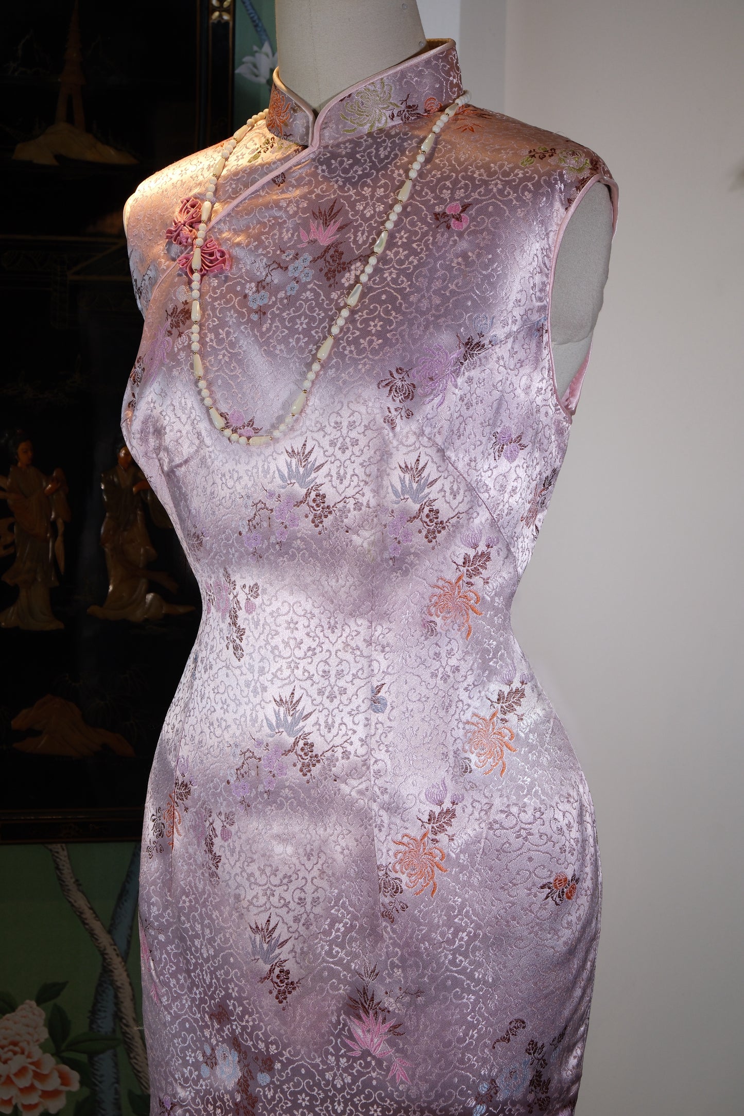 流光织锦，岁月生香——六十年代港产提花织锦缎旗袍赏析 | "Luminescent Brocade, The Fragrance of Time: An Analysis of a 1960s Hong Kong-Produced Jacquard Brocade Qipao"