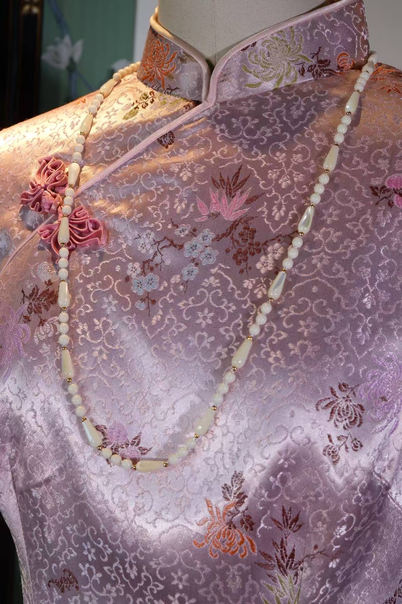 流光织锦，岁月生香——六十年代港产提花织锦缎旗袍赏析 | "Luminescent Brocade, The Fragrance of Time: An Analysis of a 1960s Hong Kong-Produced Jacquard Brocade Qipao"