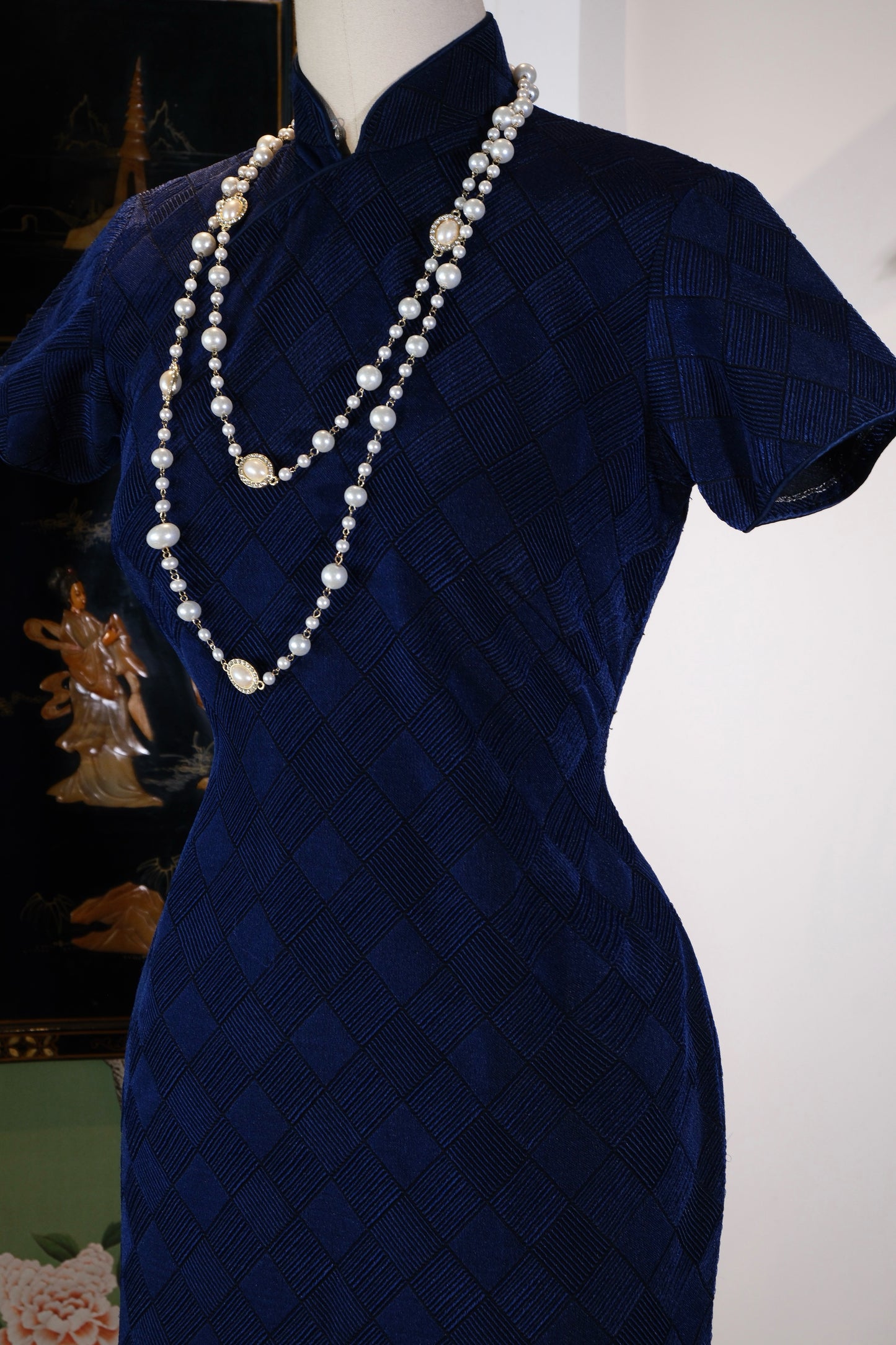 《蓝韵经纬：五十年代港式旗袍的时光织锦》|  "Blue Matrices of Warp and Weft: The Chronological Brocade of a 1950s Hong Kong-Style Qipao"