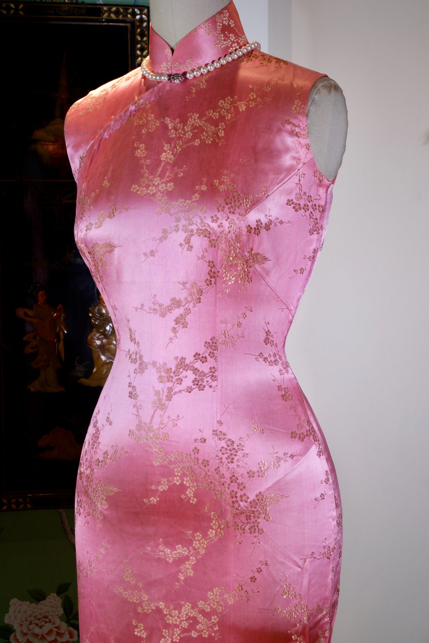 流金岁月里的樱花粉：一件1960年代港产提花织锦缎旗袍的独白 |  "Roseate Blossom of a Golden Epoch: The Monologue of a 1960s Hong Kong-Produced Jacquard Brocade Qipao"
