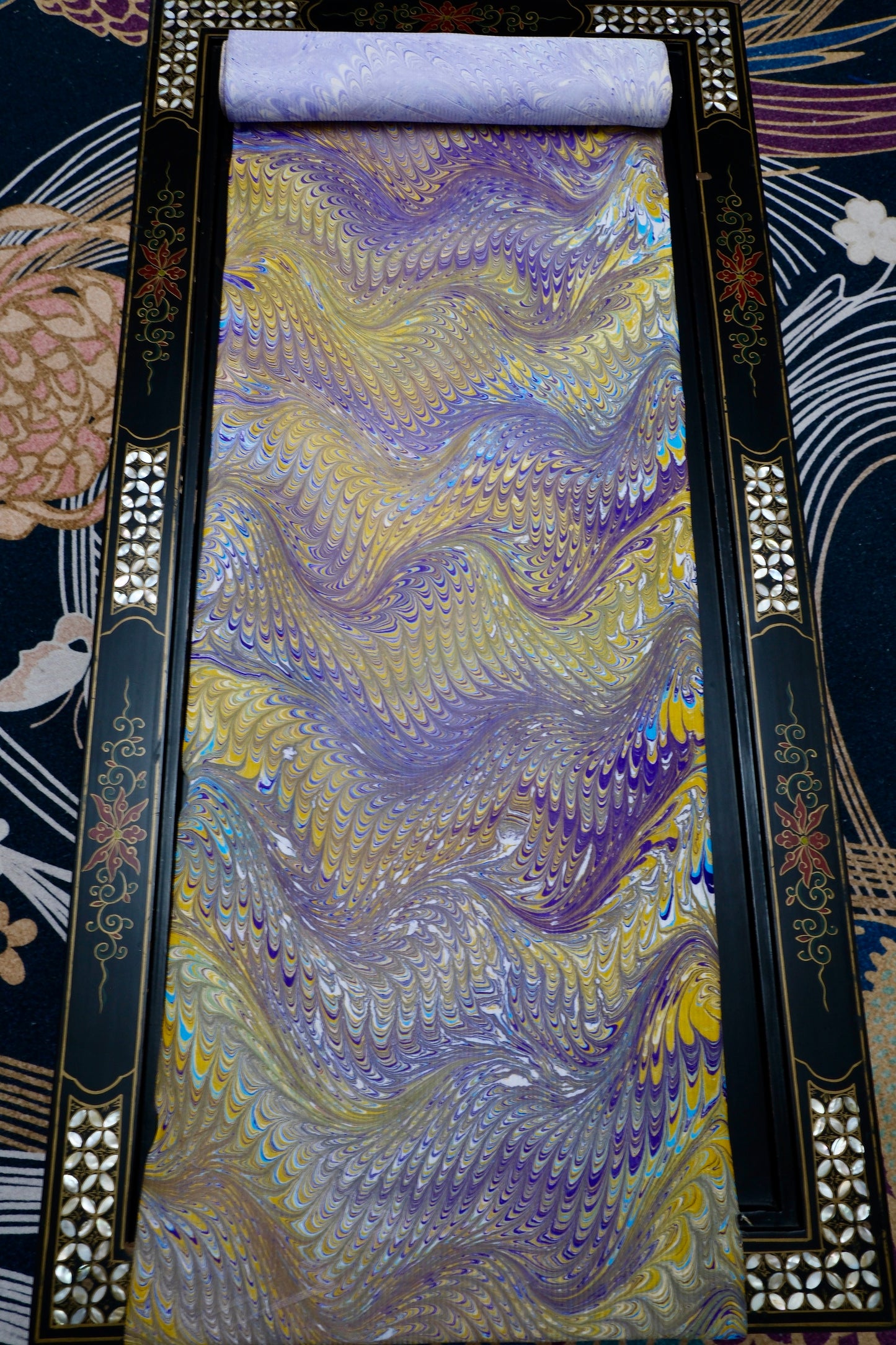紫羽鎏金 · “行云流水”：古典水墨大理石流纹底衬交织皇家紫、向日葵金，辅以孔雀蓝丝丝交融之艺术真丝面料 | Imperial Plume - "Liquid Gold": Classical Ebru Marbling Silk Canvas Featuring Hypnotic Waves of Royal Purple, Sunflower Gold, and Vivid Peacock Blue Accents