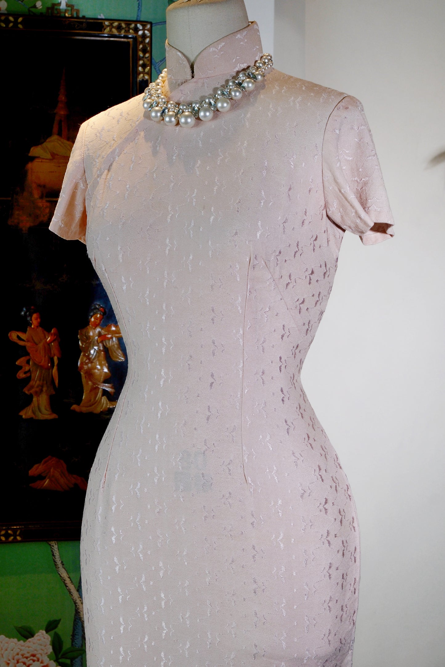 六十年代香港提花暗纹旗袍——时光织就的东方雅韵 | "1960s Hong Kong Jacquard Tone-on-Tone Qipao: Eastern Refinement Woven by Time"