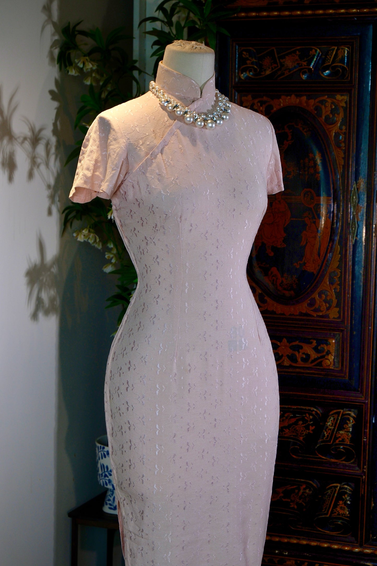 六十年代香港提花暗纹旗袍——时光织就的东方雅韵 | "1960s Hong Kong Jacquard Tone-on-Tone Qipao: Eastern Refinement Woven by Time"