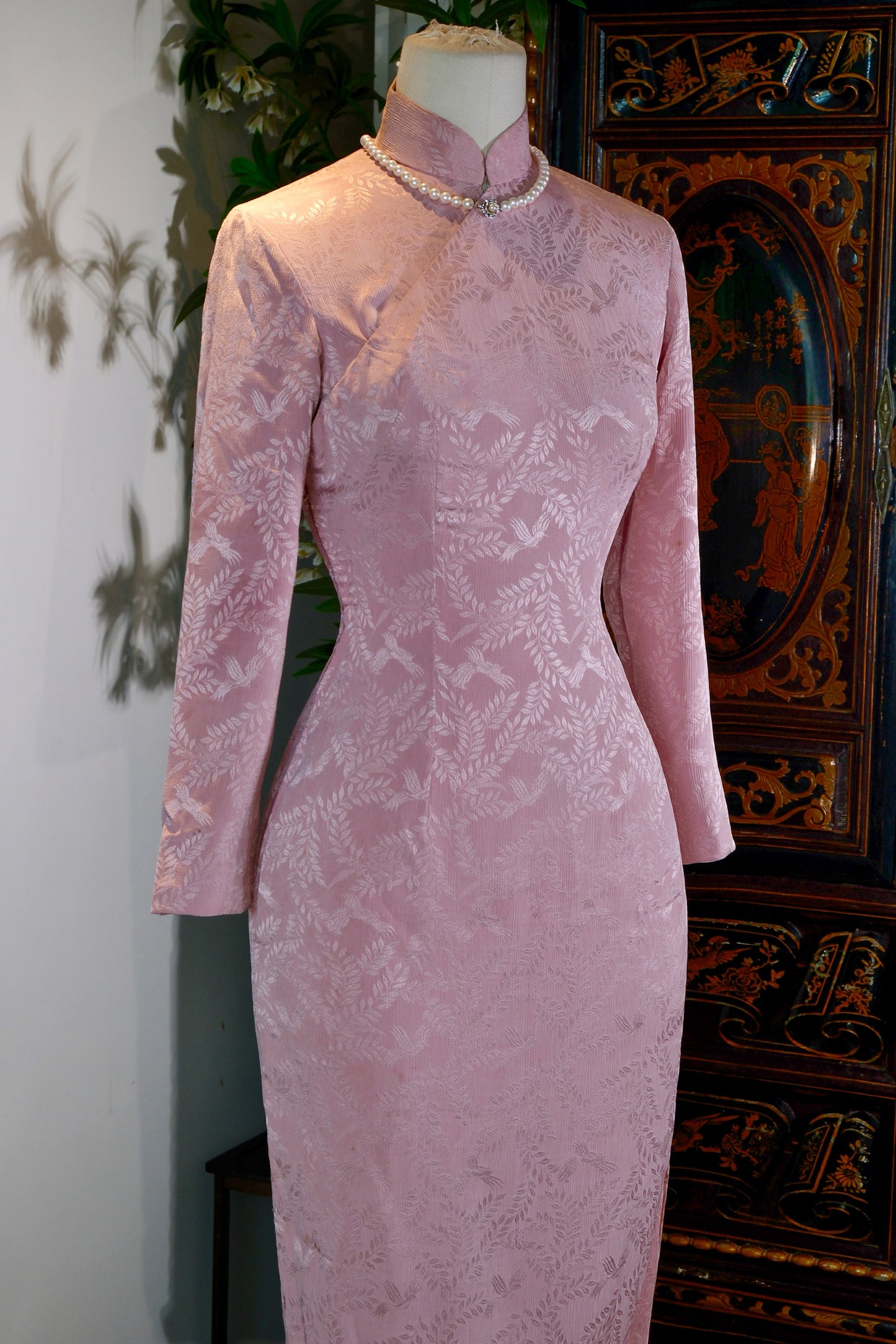 粉霞流金·飞羽穿林——1960s港工提花绸古董旗袍 | "Rosy Clouds of Woven Gold, Flying Wings Through a Secluded Forest: A Curatorial Appraisal of a 1960s Hong Kong-Produced Jacquard Silk Antique Qipao"
