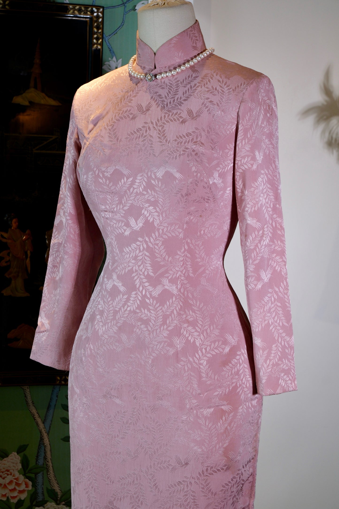 粉霞流金·飞羽穿林——1960s港工提花绸古董旗袍 | "Rosy Clouds of Woven Gold, Flying Wings Through a Secluded Forest: A Curatorial Appraisal of a 1960s Hong Kong-Produced Jacquard Silk Antique Qipao"