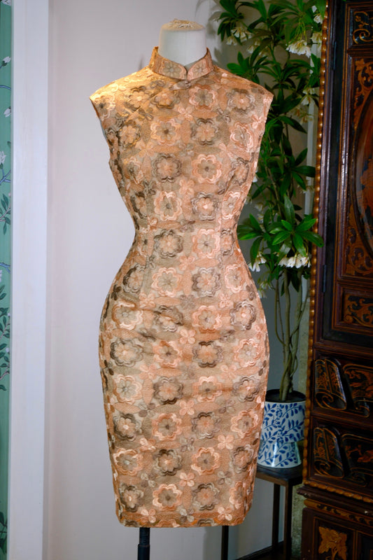 【流金岁月·花间词】—— 1960s 港产日式机绣蕾丝古董旗袍 | "Woven Gold of a Bygone Era, Lyrics Amidst the Blossoms: A Curatorial Appraisal of a 1960s Hong Kong-Produced Japanese Machine-Embroidered Lace Antique Qipao"