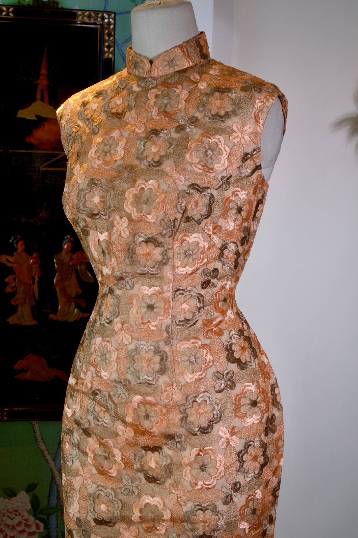 【流金岁月·花间词】—— 1960s 港产日式机绣蕾丝古董旗袍 | "Woven Gold of a Bygone Era, Lyrics Amidst the Blossoms: A Curatorial Appraisal of a 1960s Hong Kong-Produced Japanese Machine-Embroidered Lace Antique Qipao"