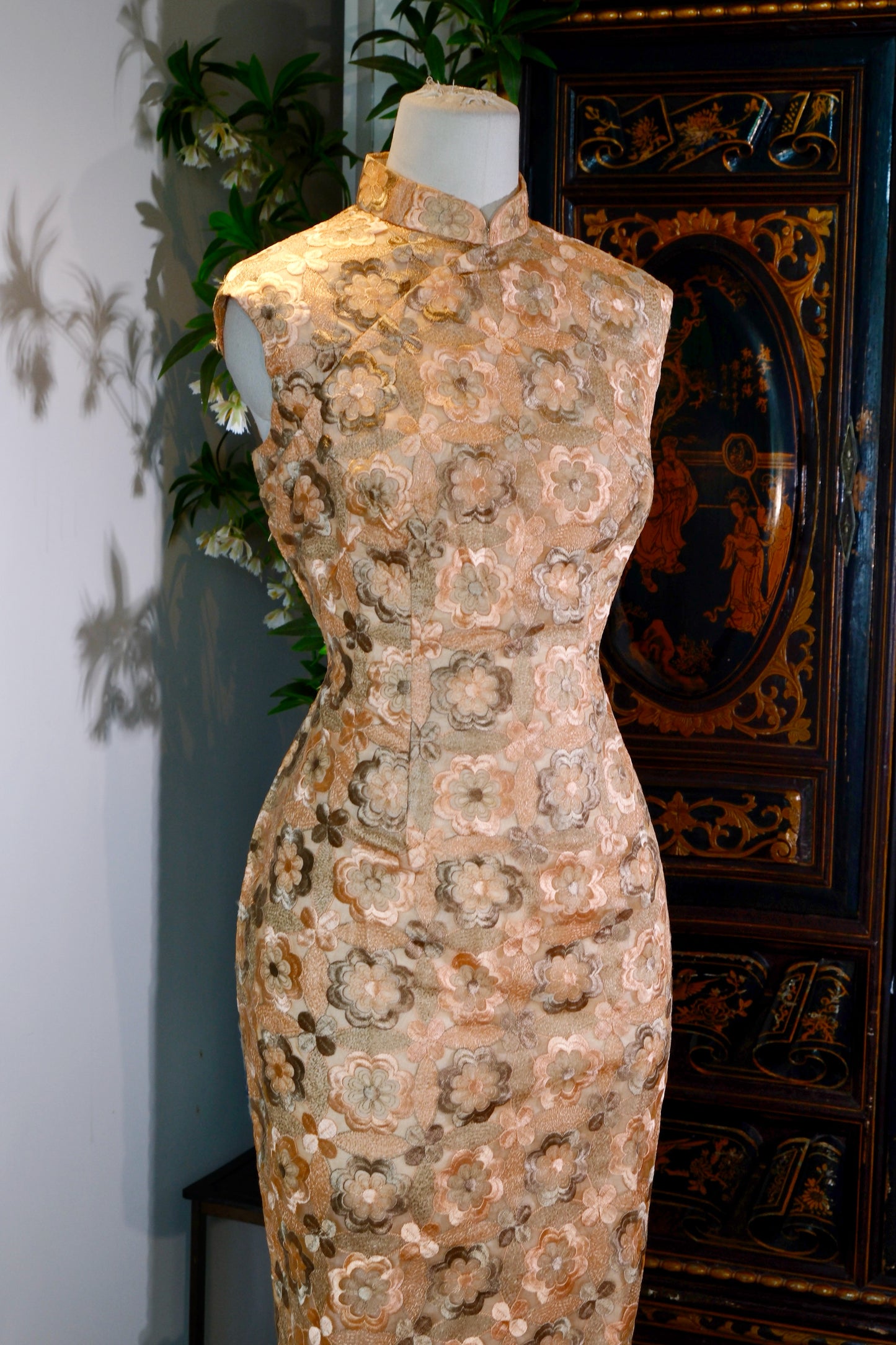 【流金岁月·花间词】—— 1960s 港产日式机绣蕾丝古董旗袍 | "Woven Gold of a Bygone Era, Lyrics Amidst the Blossoms: A Curatorial Appraisal of a 1960s Hong Kong-Produced Japanese Machine-Embroidered Lace Antique Qipao"