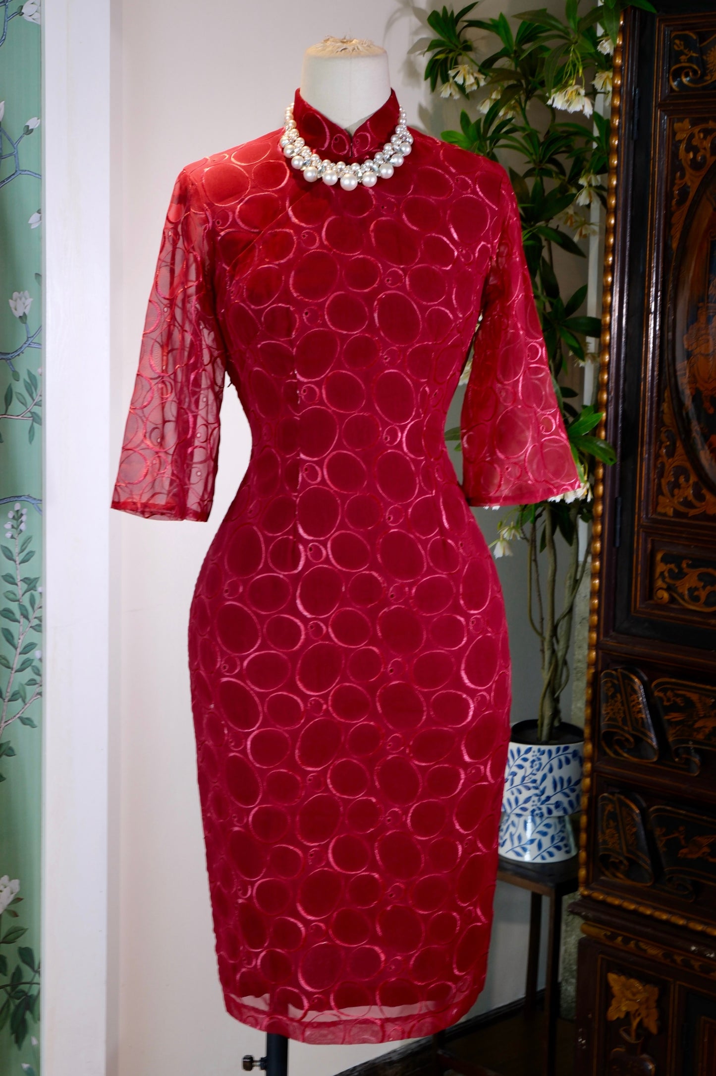 《绛红浮光：六十年代台产意式蕾丝旗袍考释》| "Crimson Floating Light: A Curatorial Appraisal and Historical Analysis of a 1960s Taiwanese-Manufactured Italian Lace Qipao"