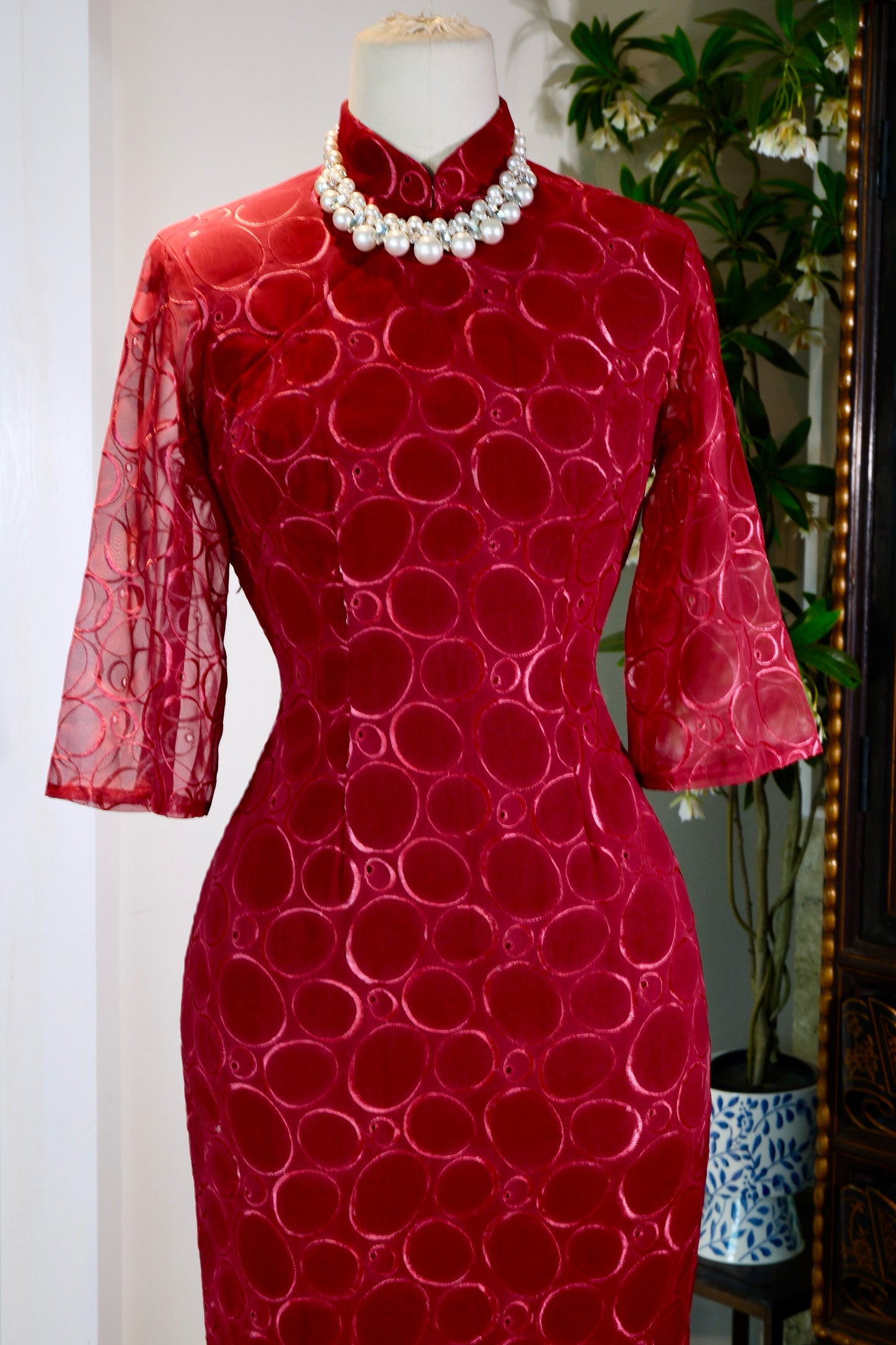 《绛红浮光：六十年代台产意式蕾丝旗袍考释》| "Crimson Floating Light: A Curatorial Appraisal and Historical Analysis of a 1960s Taiwanese-Manufactured Italian Lace Qipao"
