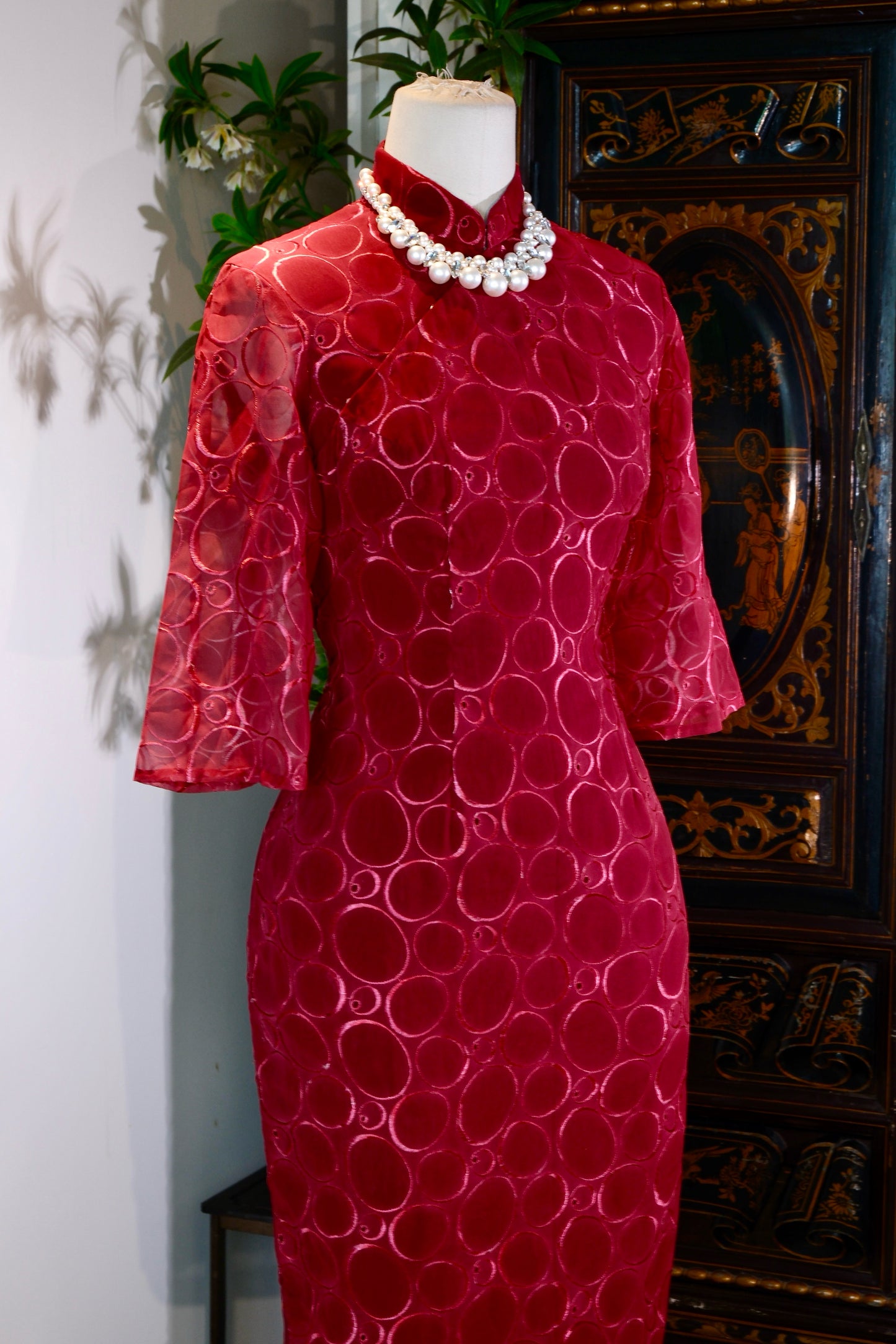 《绛红浮光：六十年代台产意式蕾丝旗袍考释》| "Crimson Floating Light: A Curatorial Appraisal and Historical Analysis of a 1960s Taiwanese-Manufactured Italian Lace Qipao"