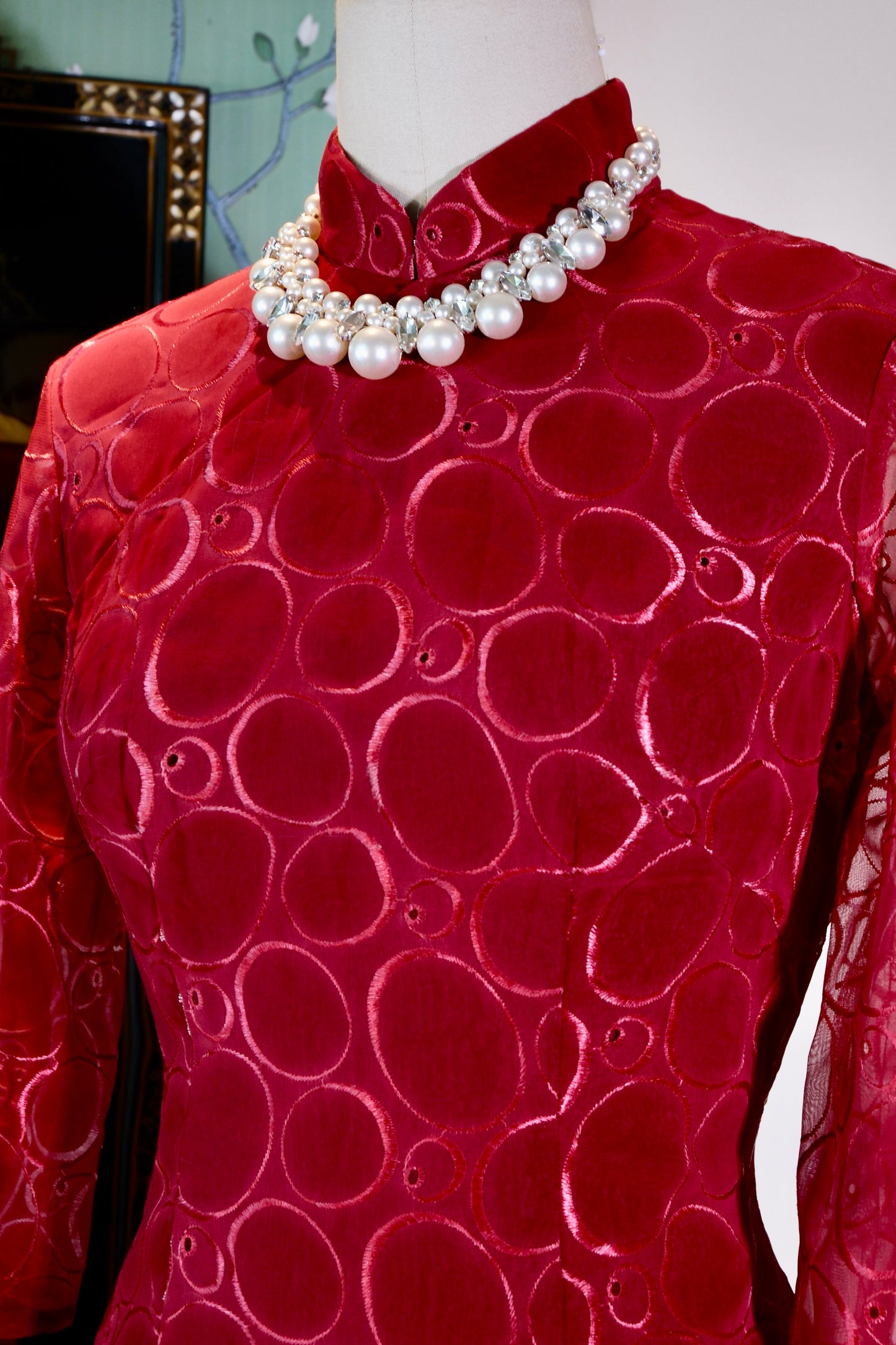 《绛红浮光：六十年代台产意式蕾丝旗袍考释》| "Crimson Floating Light: A Curatorial Appraisal and Historical Analysis of a 1960s Taiwanese-Manufactured Italian Lace Qipao"