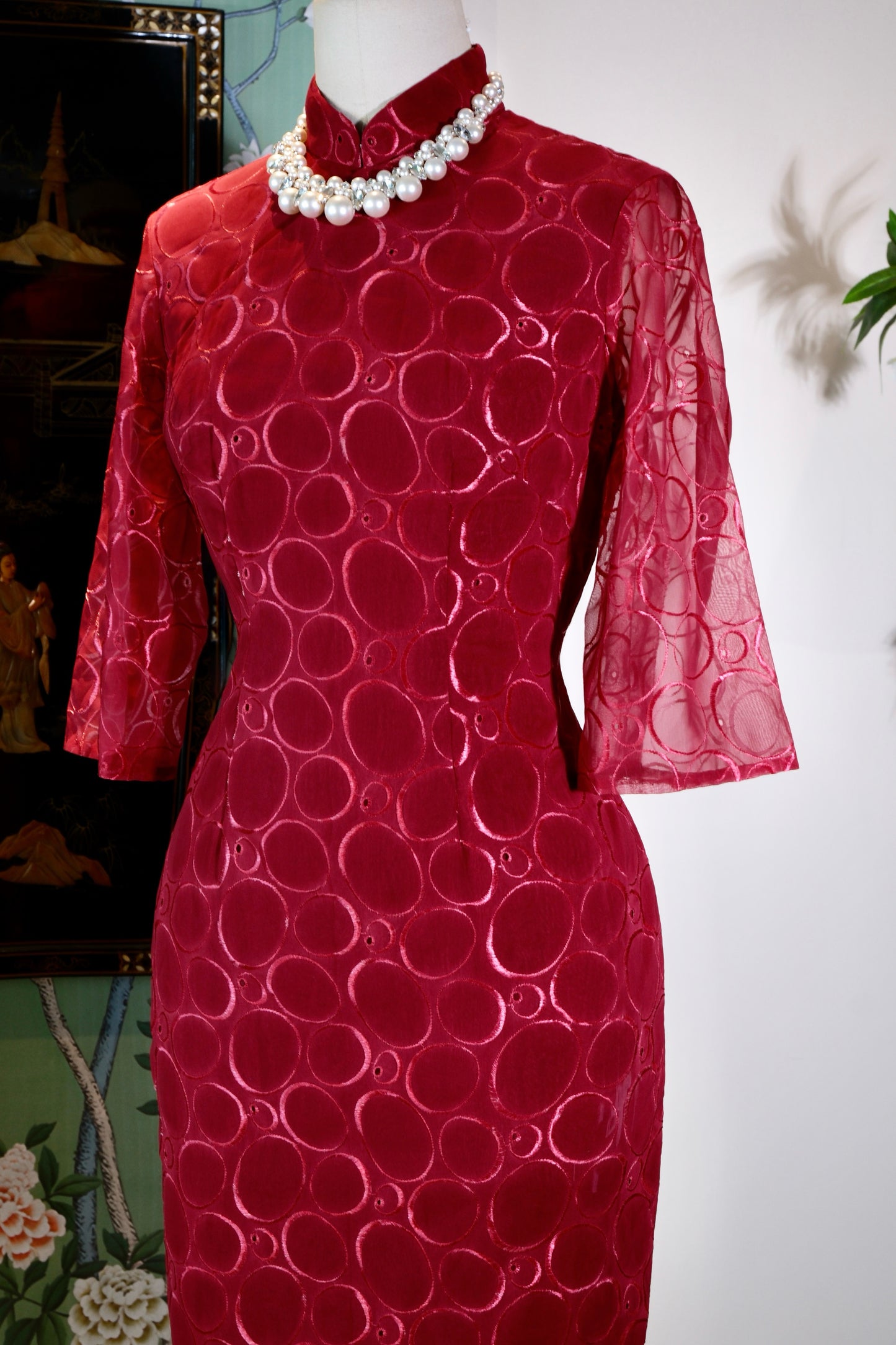 《绛红浮光：六十年代台产意式蕾丝旗袍考释》| "Crimson Floating Light: A Curatorial Appraisal and Historical Analysis of a 1960s Taiwanese-Manufactured Italian Lace Qipao"