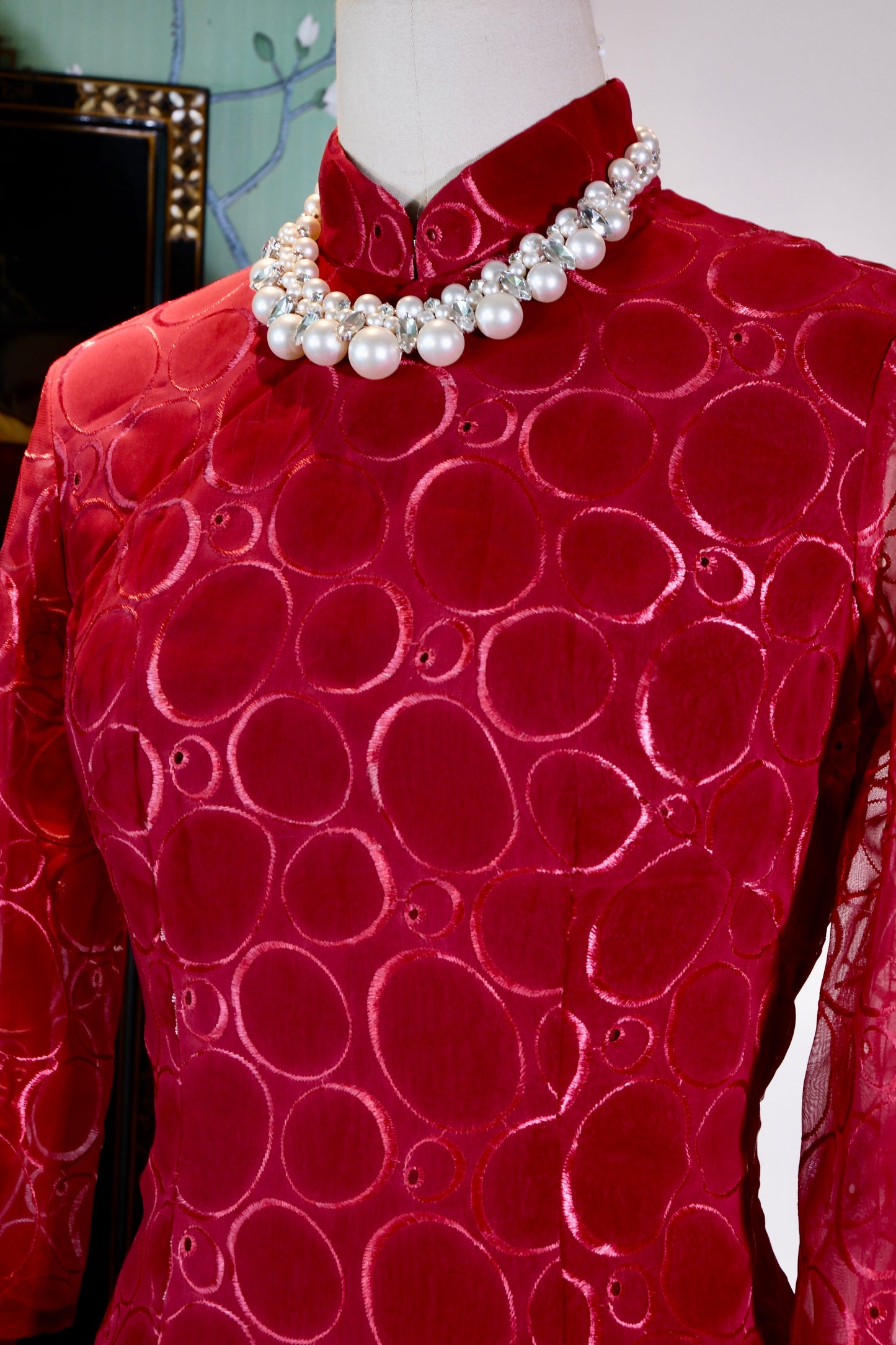 《绛红浮光：六十年代台产意式蕾丝旗袍考释》| "Crimson Floating Light: A Curatorial Appraisal and Historical Analysis of a 1960s Taiwanese-Manufactured Italian Lace Qipao"