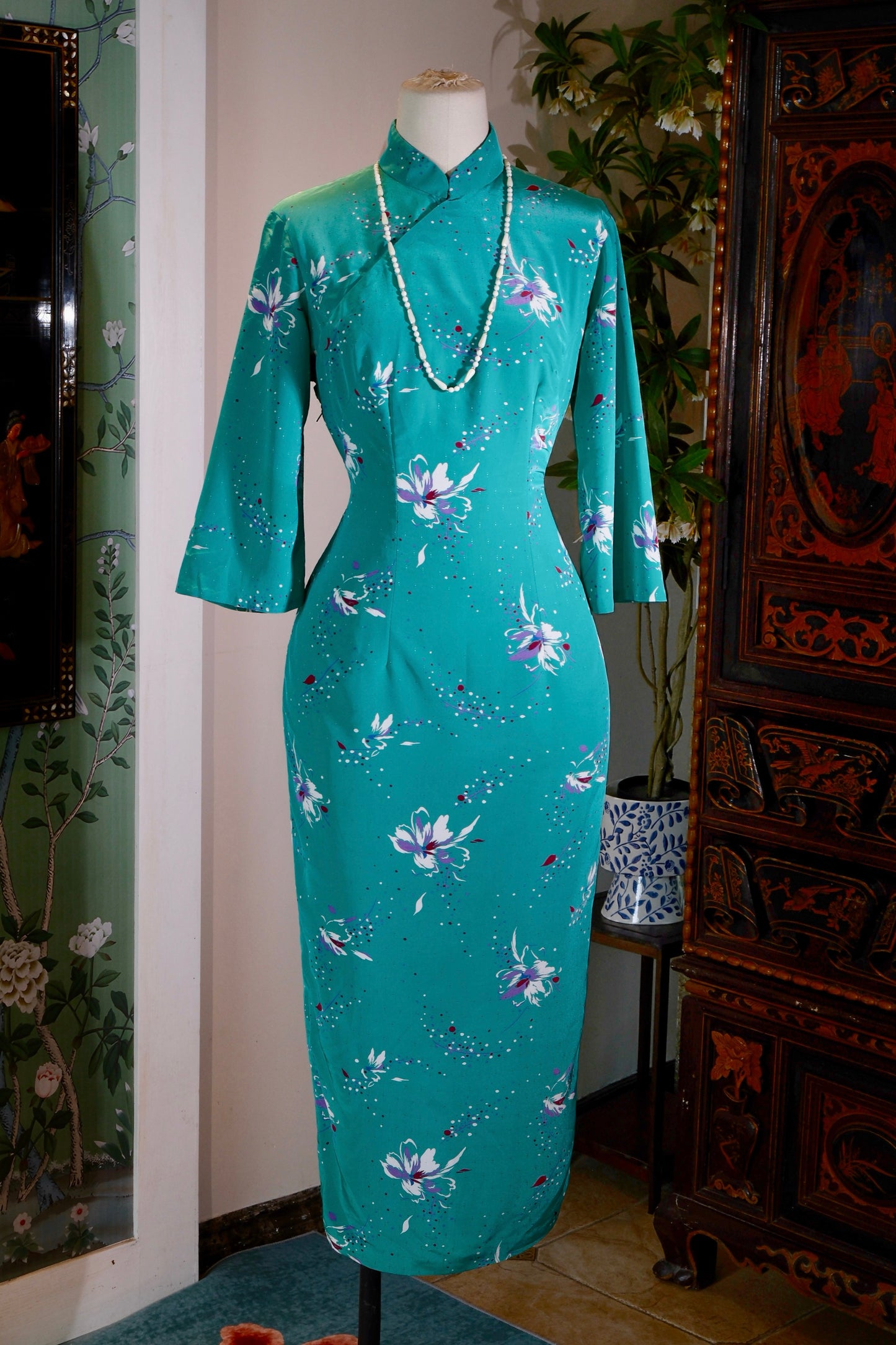 碧色流芳：一件六十年代意产印花台湾旗袍的跨文化叙事 | "Peacock Radiance and Enduring Fragrance: The Transcultural Narrative of a 1960s Taiwanese Qipao Crafted from Imported Italian Printed Silk"