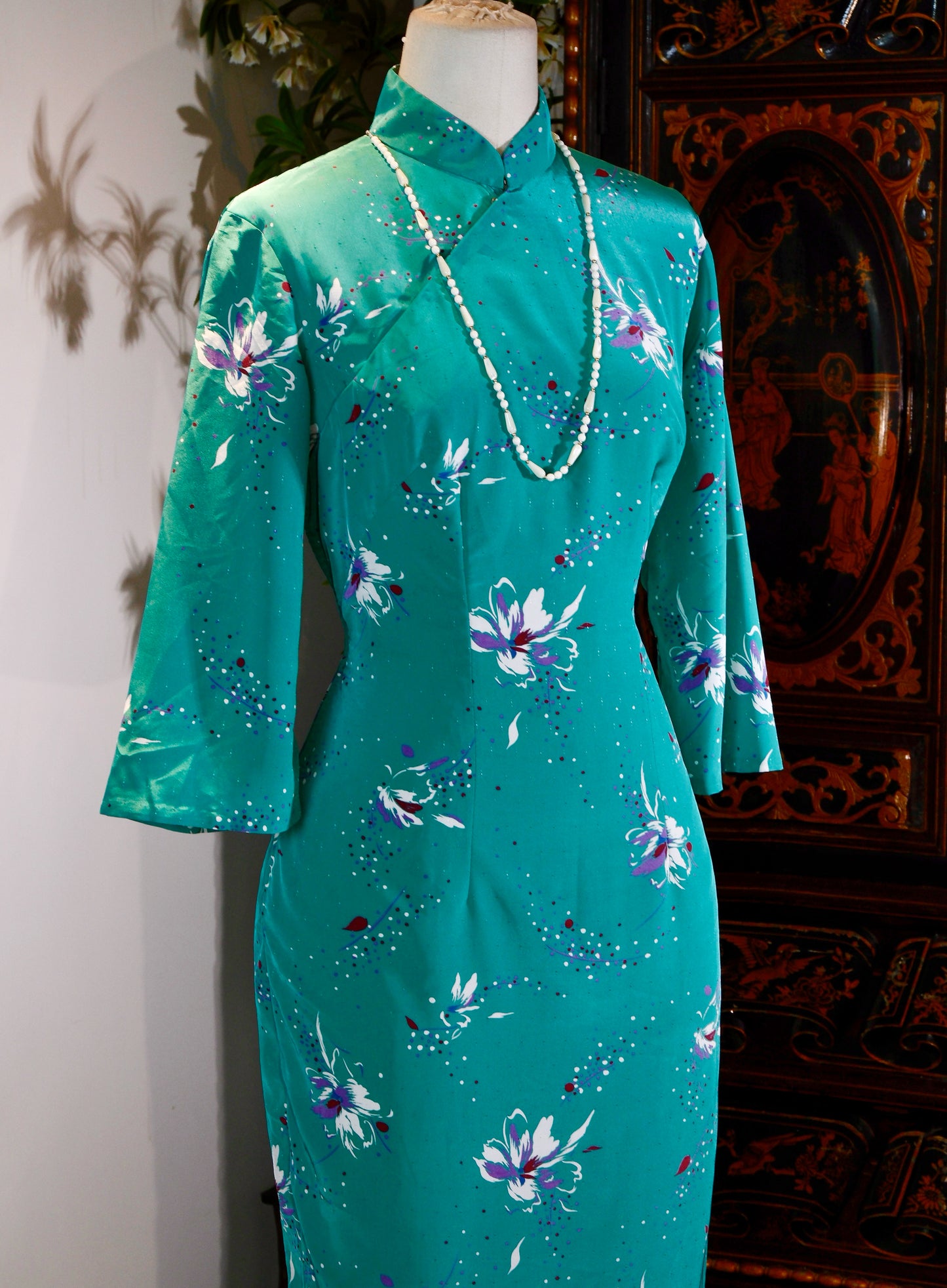 碧色流芳：一件六十年代意产印花台湾旗袍的跨文化叙事 | "Peacock Radiance and Enduring Fragrance: The Transcultural Narrative of a 1960s Taiwanese Qipao Crafted from Imported Italian Printed Silk"