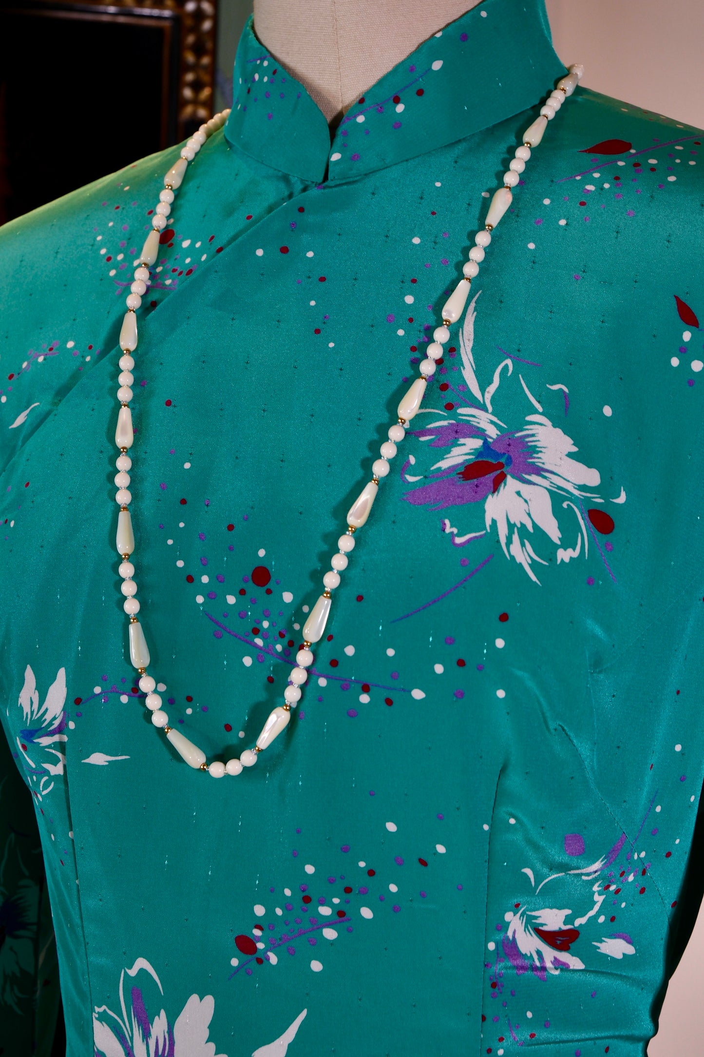 碧色流芳：一件六十年代意产印花台湾旗袍的跨文化叙事 | "Peacock Radiance and Enduring Fragrance: The Transcultural Narrative of a 1960s Taiwanese Qipao Crafted from Imported Italian Printed Silk"