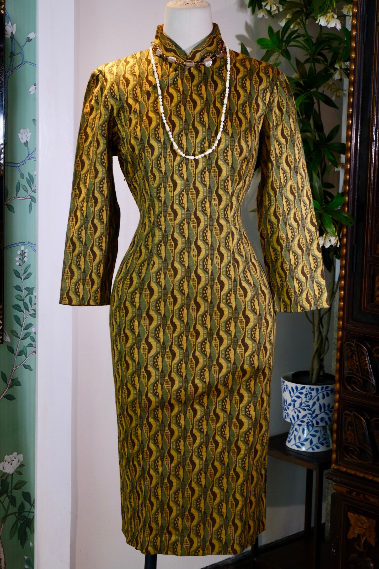 流金岁月里的织锦华章——六十年代港产古董旗袍鉴赏 | "The Brocade Chapter of a Golden Epoch: Connoisseurship of a 1960s Hong Kong-Manufactured Antique Qipao"