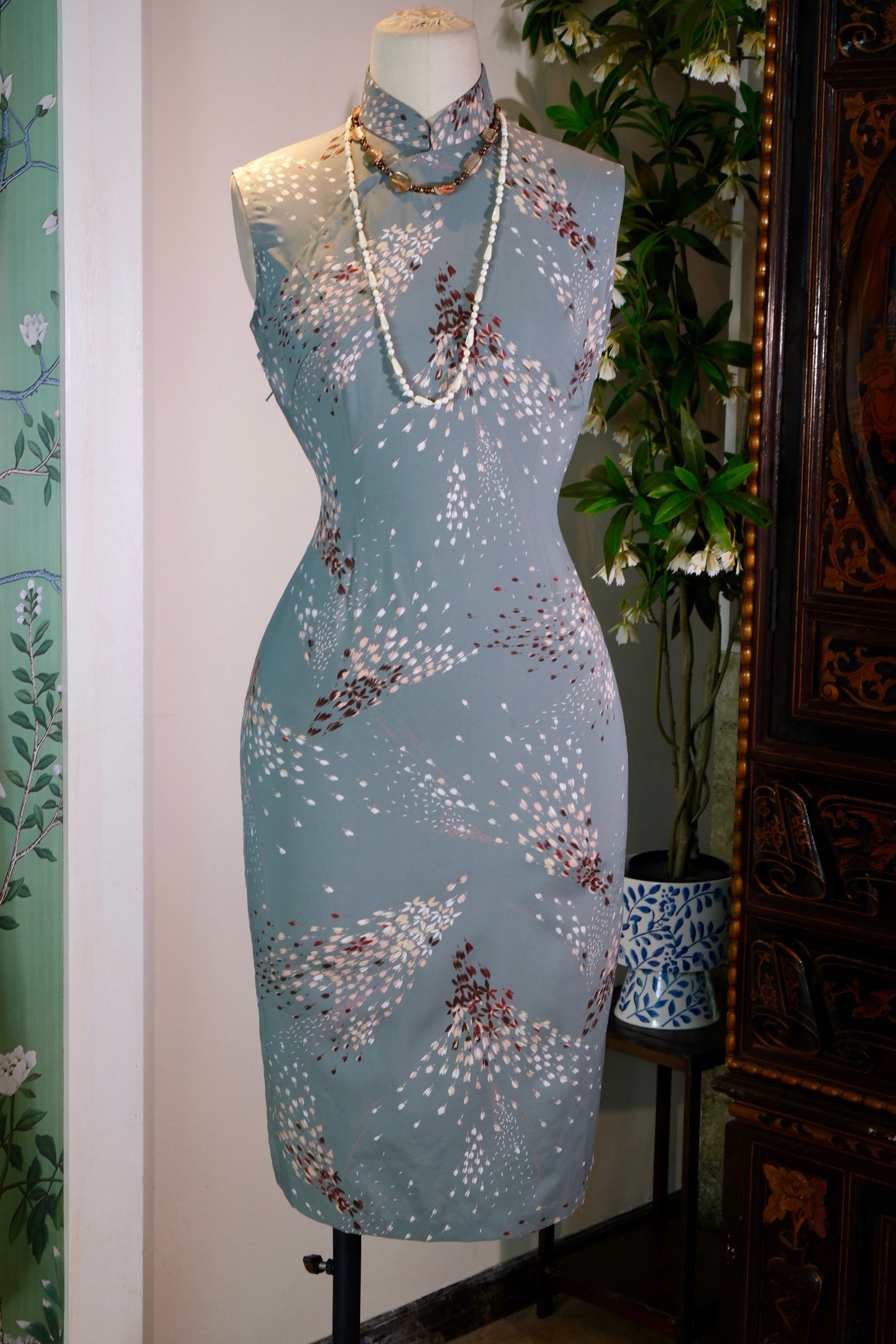 【岁月流金·香江旧梦】1960s 灰蓝印花无袖古董旗袍 | "Sovereign Blue and the Fragrant Harbour Dream: Connoisseurship of a 1960s Dusty Blue Printed Sleeveless Antique Qipao"