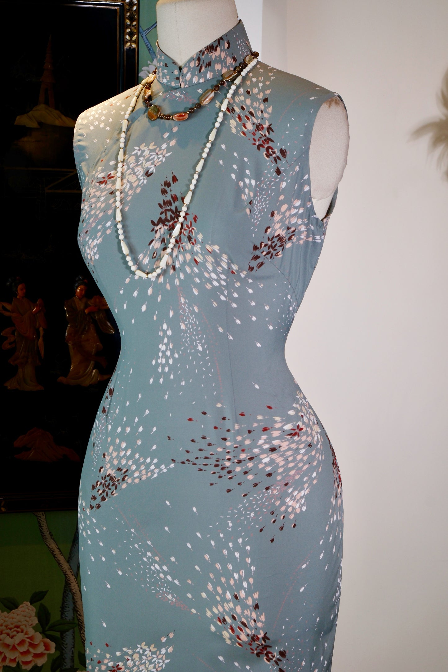 【岁月流金·香江旧梦】1960s 灰蓝印花无袖古董旗袍 | "Sovereign Blue and the Fragrant Harbour Dream: Connoisseurship of a 1960s Dusty Blue Printed Sleeveless Antique Qipao"