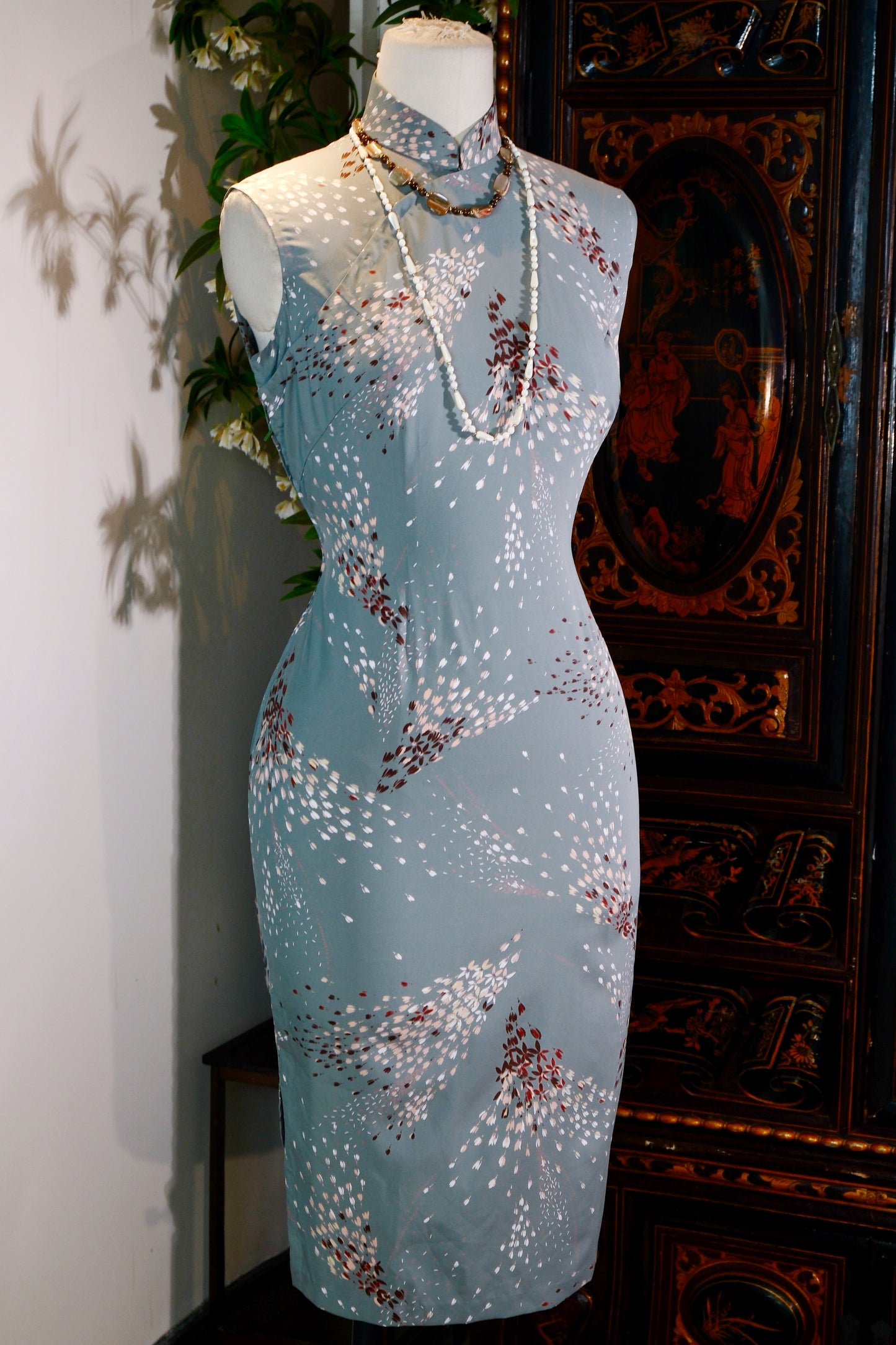 【岁月流金·香江旧梦】1960s 灰蓝印花无袖古董旗袍 | "Sovereign Blue and the Fragrant Harbour Dream: Connoisseurship of a 1960s Dusty Blue Printed Sleeveless Antique Qipao"