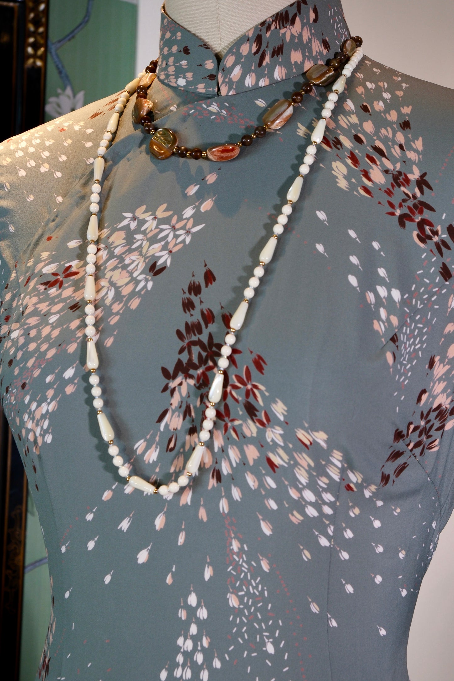 【岁月流金·香江旧梦】1960s 灰蓝印花无袖古董旗袍 | "Sovereign Blue and the Fragrant Harbour Dream: Connoisseurship of a 1960s Dusty Blue Printed Sleeveless Antique Qipao"