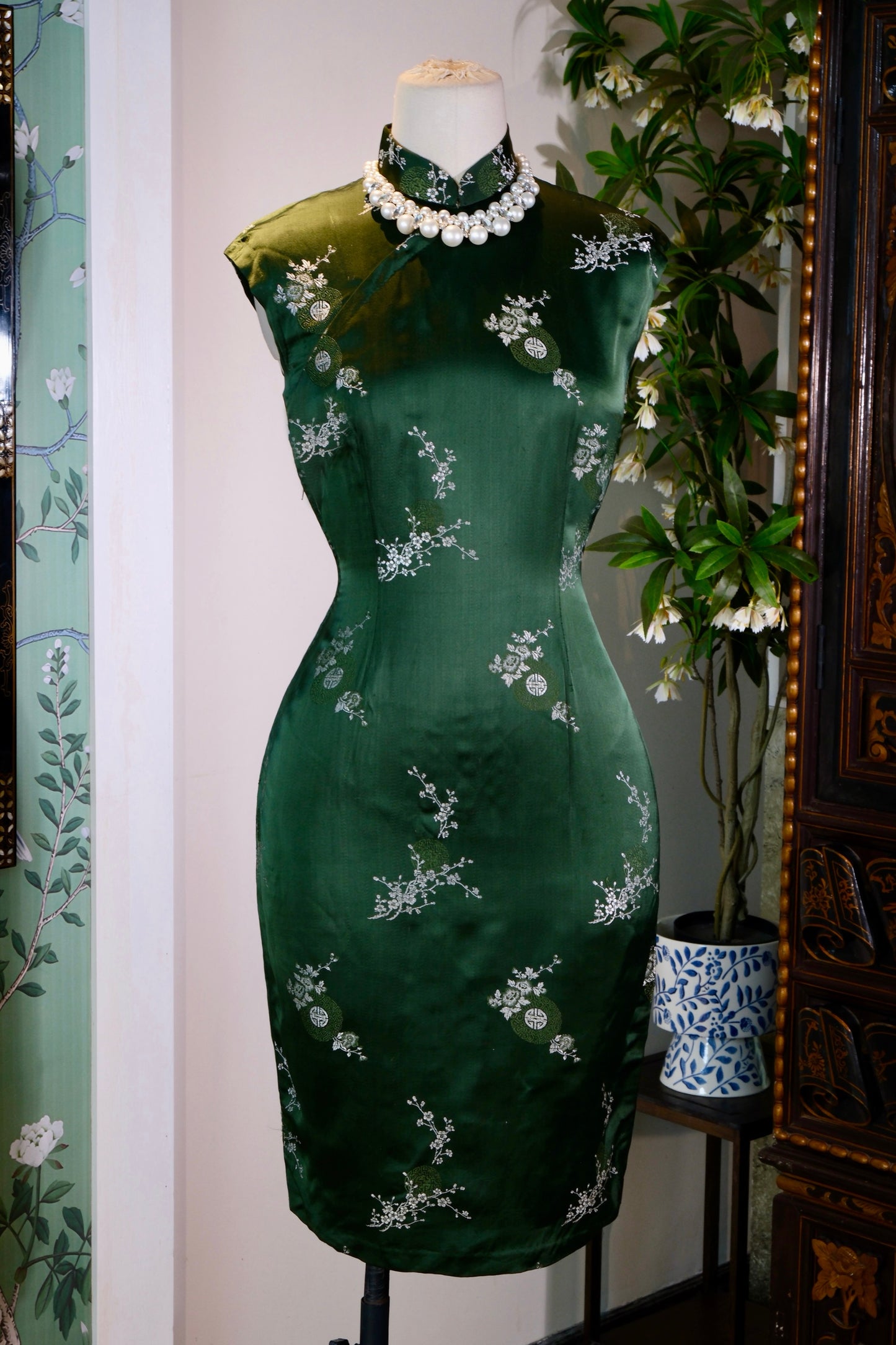 翠色流光：六十年代港产提花织锦缎旗袍的岁月华章 | "Luminescence of Imperial Jade: The Sartorial Epoch of a 1960s Hong Kong-Manufactured Jacquard Brocade Qipao"