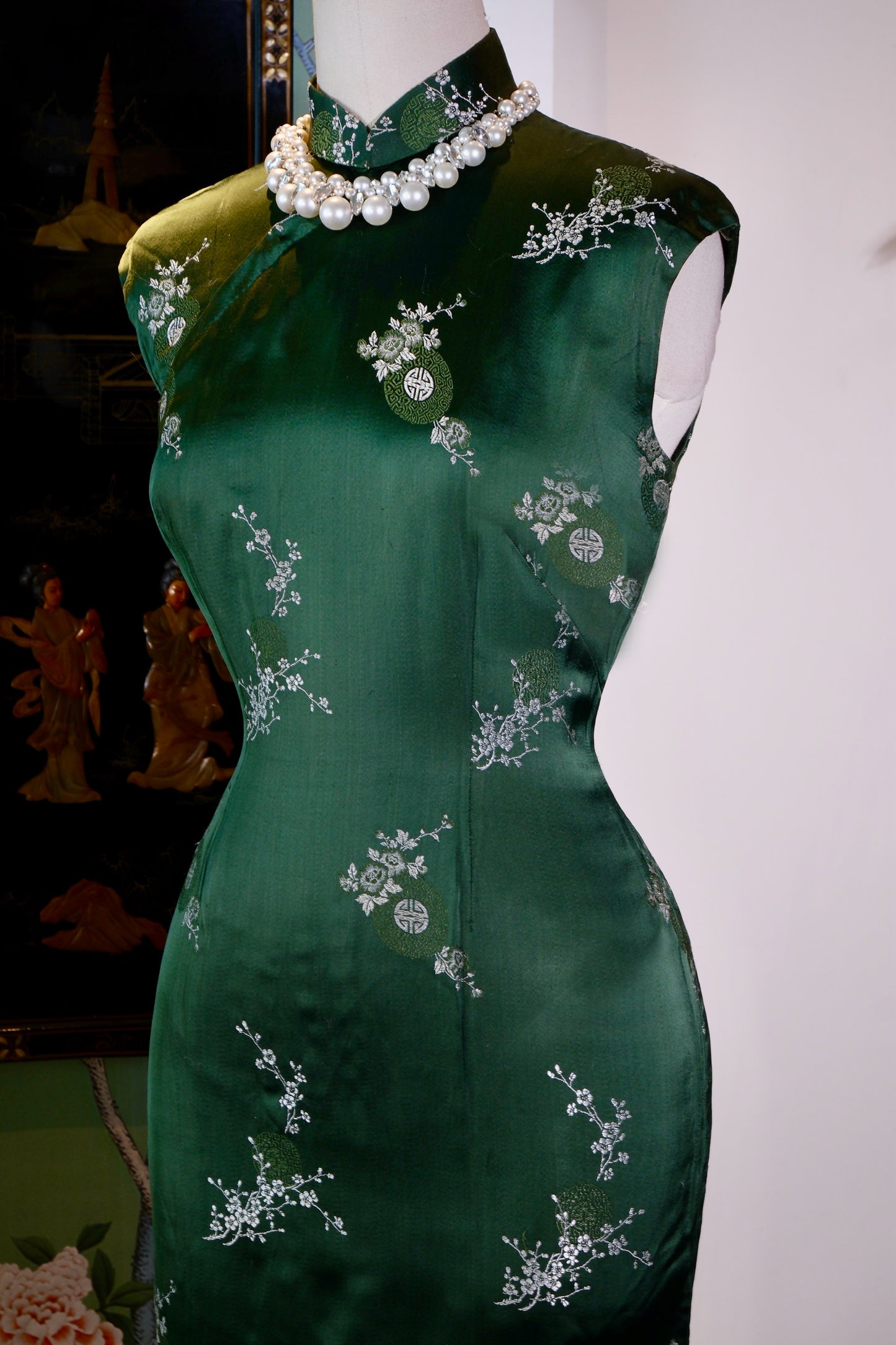 翠色流光：六十年代港产提花织锦缎旗袍的岁月华章 | "Luminescence of Imperial Jade: The Sartorial Epoch of a 1960s Hong Kong-Manufactured Jacquard Brocade Qipao"