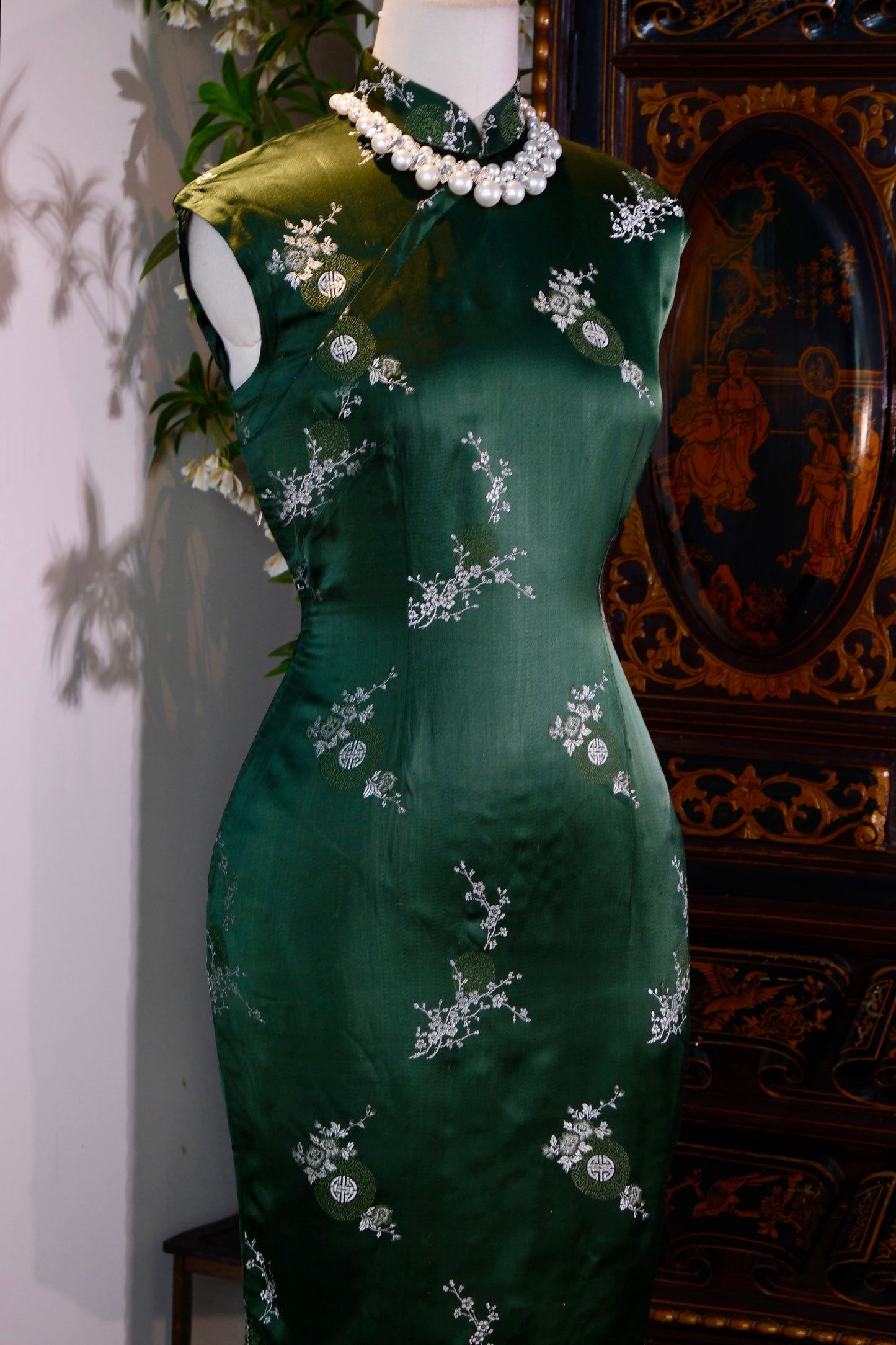 翠色流光：六十年代港产提花织锦缎旗袍的岁月华章 | "Luminescence of Imperial Jade: The Sartorial Epoch of a 1960s Hong Kong-Manufactured Jacquard Brocade Qipao"
