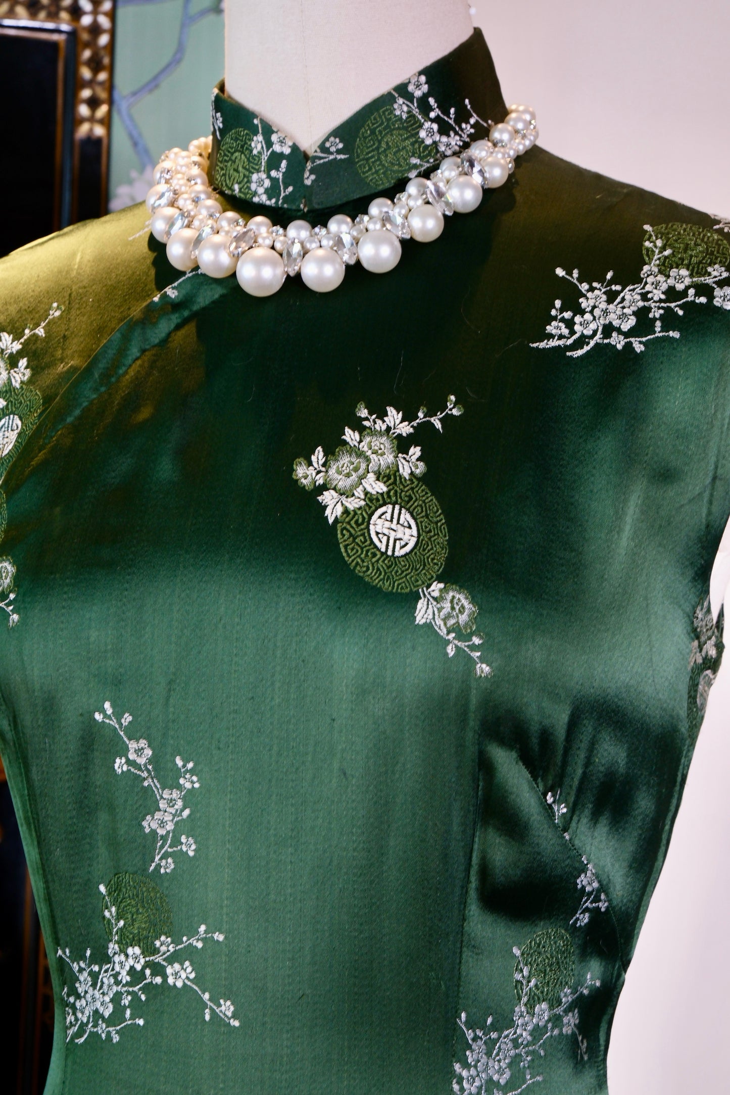 翠色流光：六十年代港产提花织锦缎旗袍的岁月华章 | "Luminescence of Imperial Jade: The Sartorial Epoch of a 1960s Hong Kong-Manufactured Jacquard Brocade Qipao"
