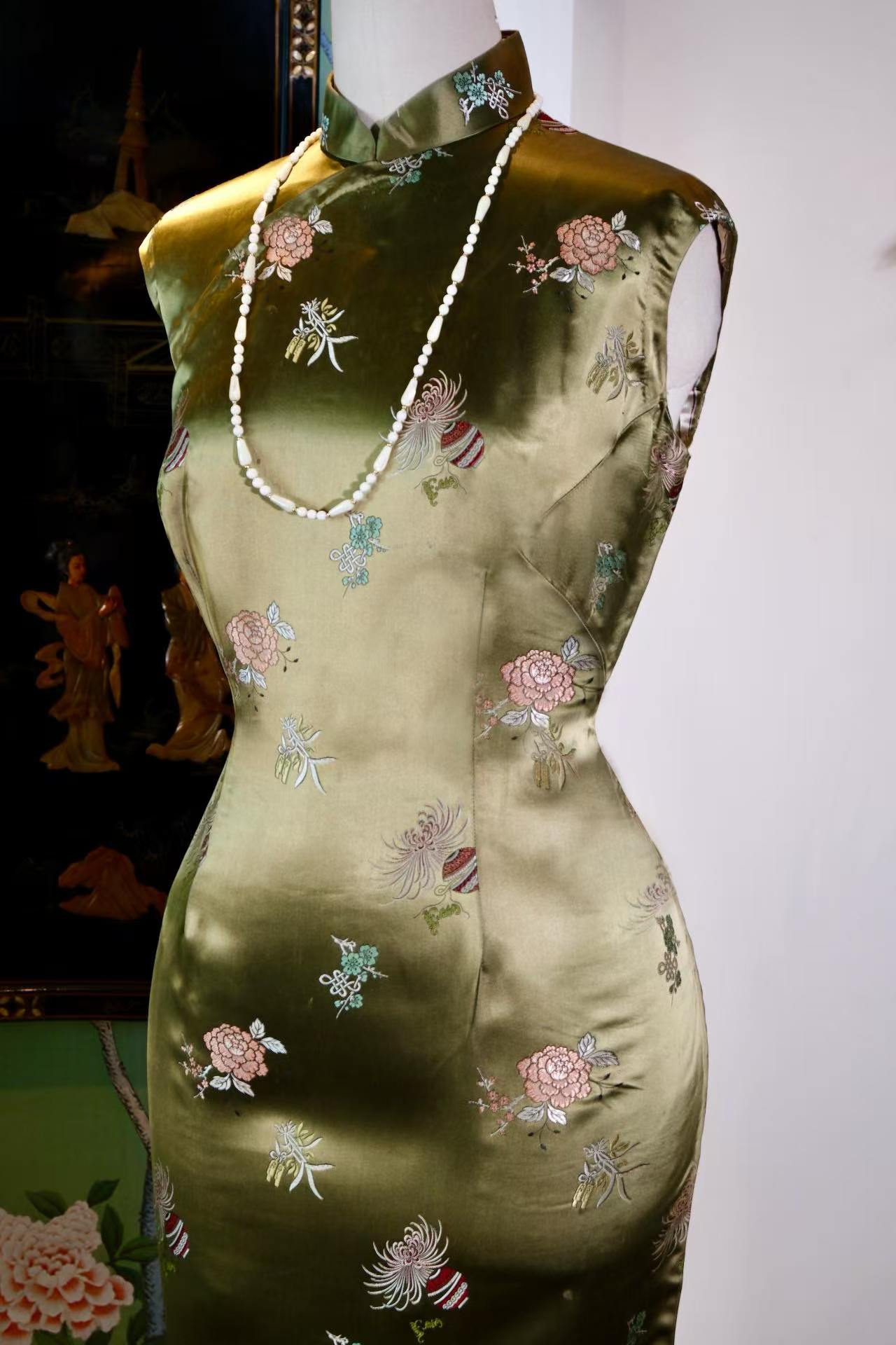 锦瑟华年，香江旧梦——六十年代港产织锦缎古董旗袍赏析 | "Splendid Years and Hong Kong Dreams: A Curatorial Analysis of a 1960s Hong Kong-Manufactured Brocade Qipao"