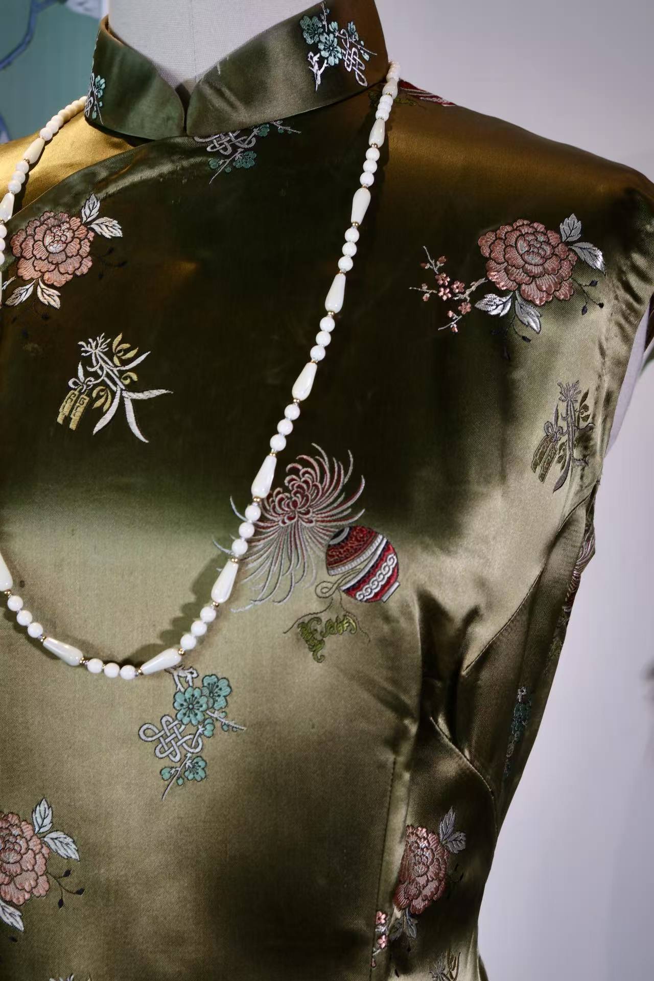 锦瑟华年，香江旧梦——六十年代港产织锦缎古董旗袍赏析 | "Splendid Years and Hong Kong Dreams: A Curatorial Analysis of a 1960s Hong Kong-Manufactured Brocade Qipao"