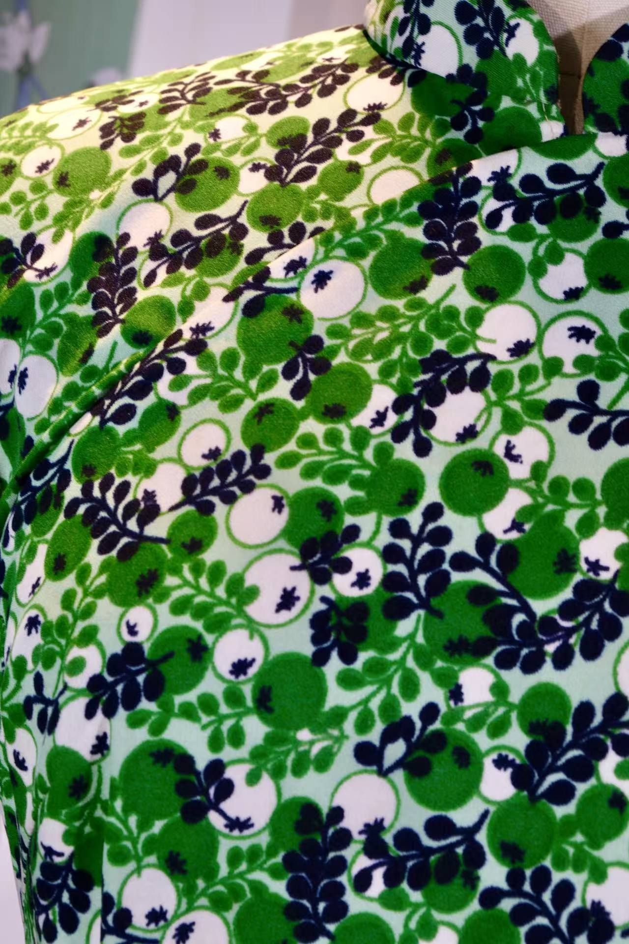 翠蔓流金：六十年代港产意料抽象印花旗袍 | "Emerald Tendrils and Woven Gold": A Curatorial Analysis of a 1960s Hong Kong-Manufactured Abstract Botanical Qipao in Italian Textile
