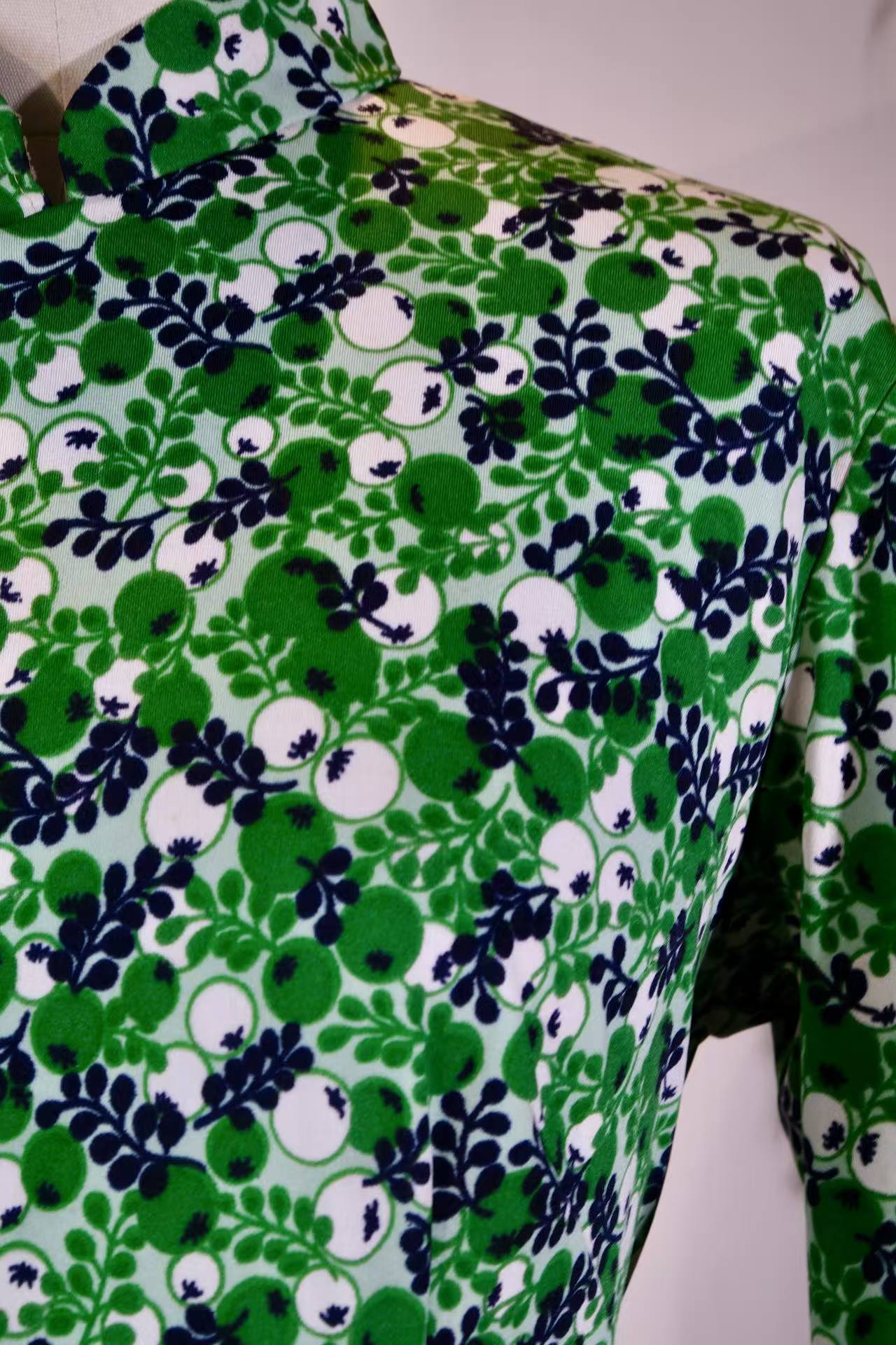 翠蔓流金：六十年代港产意料抽象印花旗袍 | "Emerald Tendrils and Woven Gold": A Curatorial Analysis of a 1960s Hong Kong-Manufactured Abstract Botanical Qipao in Italian Textile