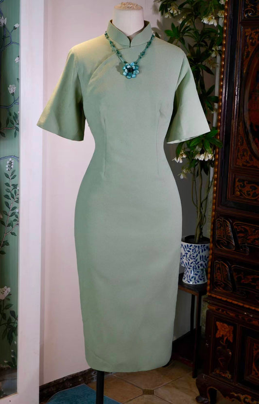 碧色流光——六十年代意料台工古董旗袍赏析 | "The Flowing Light of Celadon": A Curatorial Analysis of a 1960s Taiwanese-Manufactured Minimalist Qipao in Italian Textile
