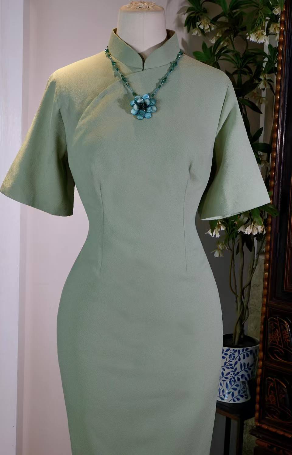 碧色流光——六十年代意料台工古董旗袍赏析 | "The Flowing Light of Celadon": A Curatorial Analysis of a 1960s Taiwanese-Manufactured Minimalist Qipao in Italian Textile