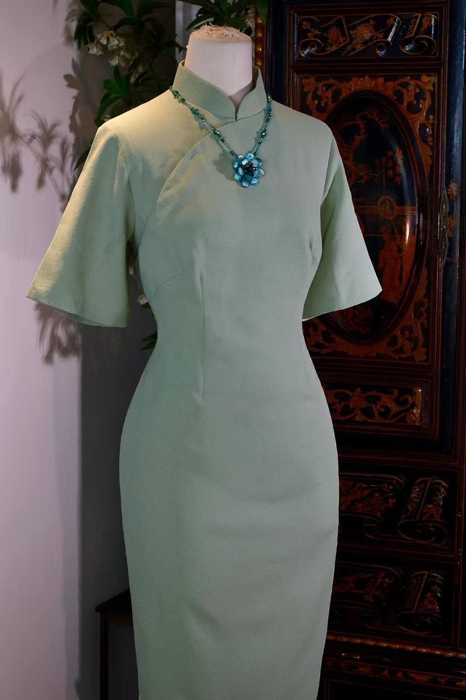 碧色流光——六十年代意料台工古董旗袍赏析 | "The Flowing Light of Celadon": A Curatorial Analysis of a 1960s Taiwanese-Manufactured Minimalist Qipao in Italian Textile