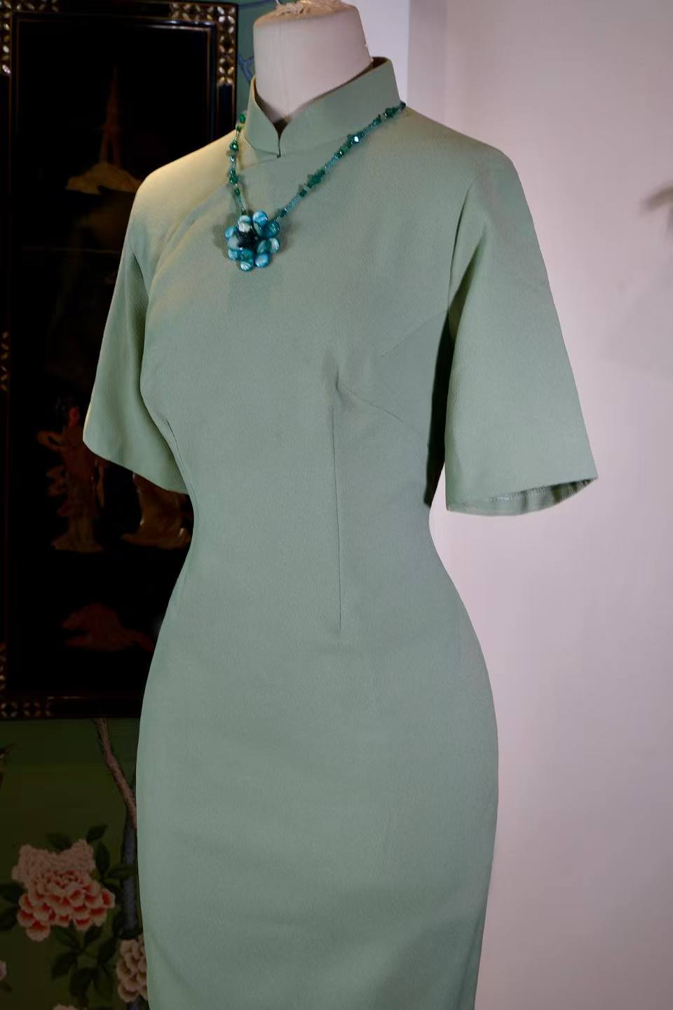碧色流光——六十年代意料台工古董旗袍赏析 | "The Flowing Light of Celadon": A Curatorial Analysis of a 1960s Taiwanese-Manufactured Minimalist Qipao in Italian Textile